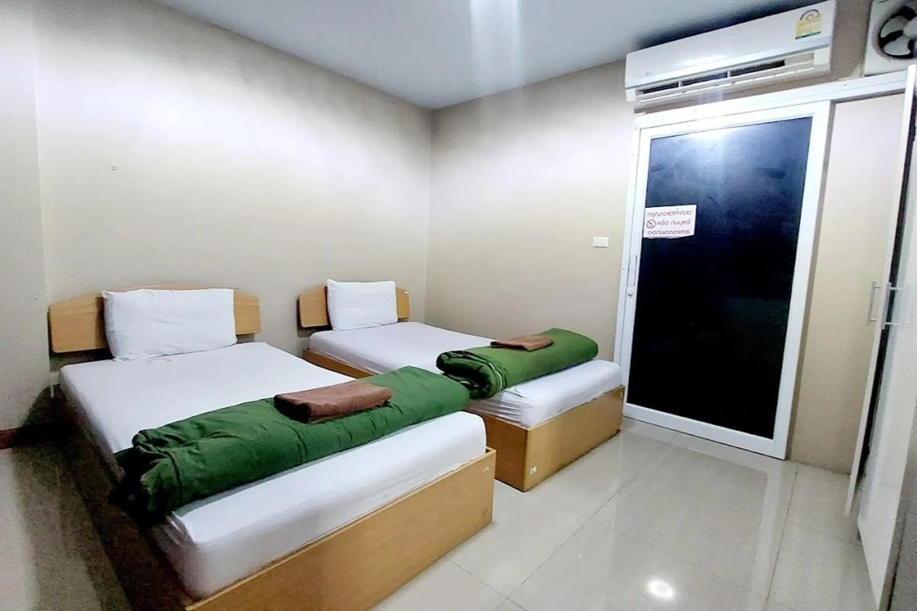 Standard Twin Room in Chompoo Inn Standard Twin Room in Chompoo Inn