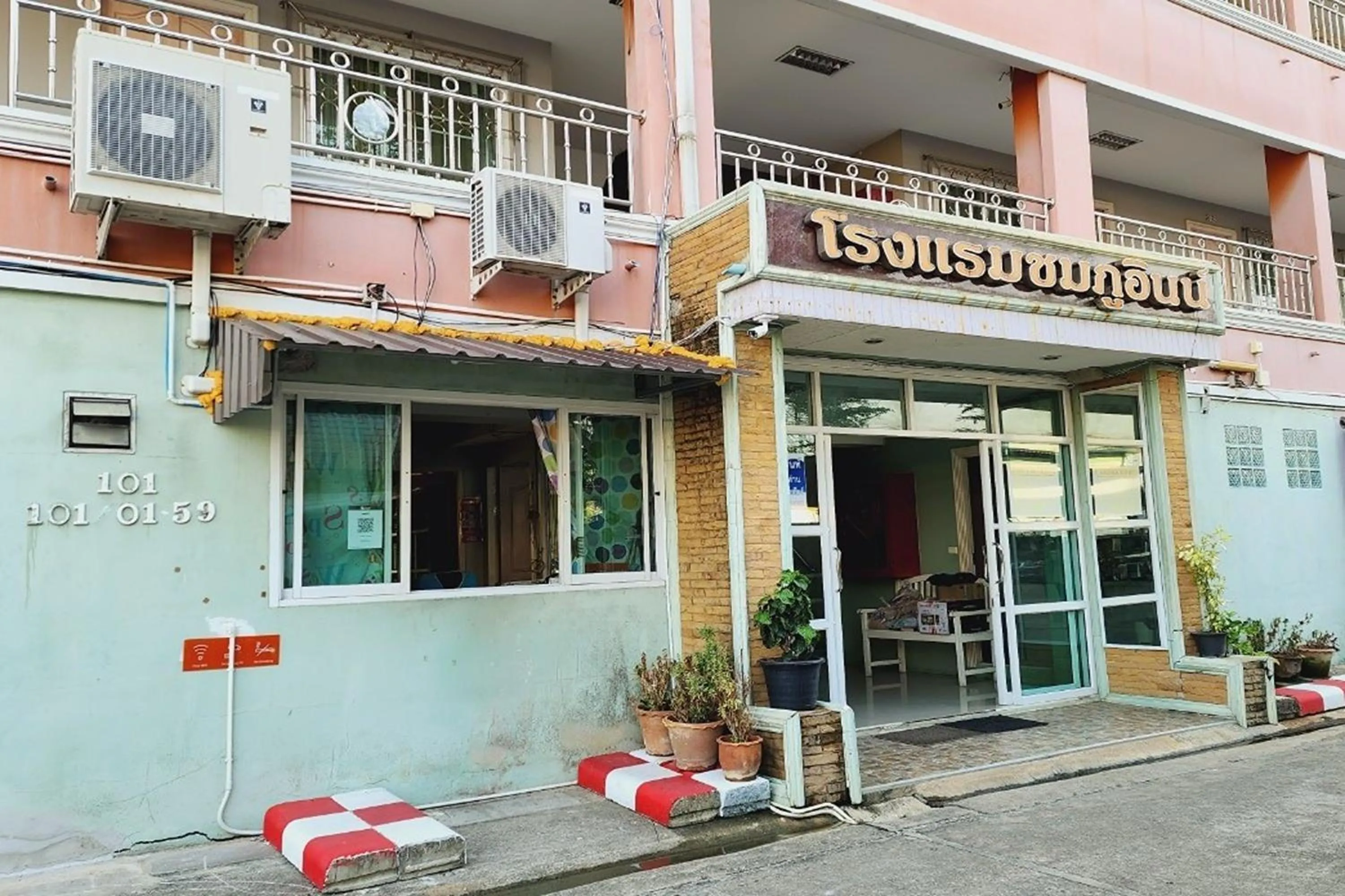 Property building in Chompoo Inn
