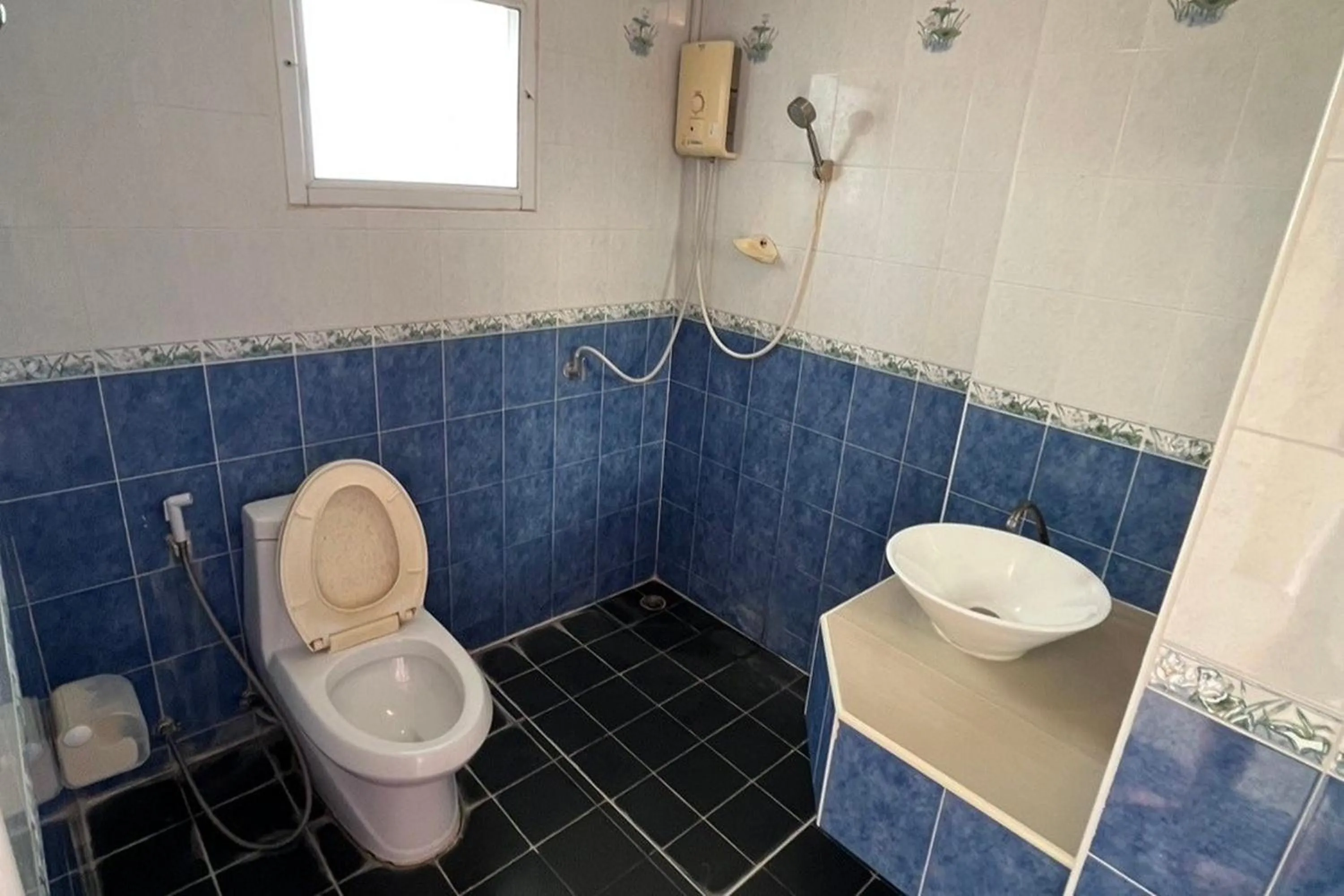 Toilet in Chompoo Inn