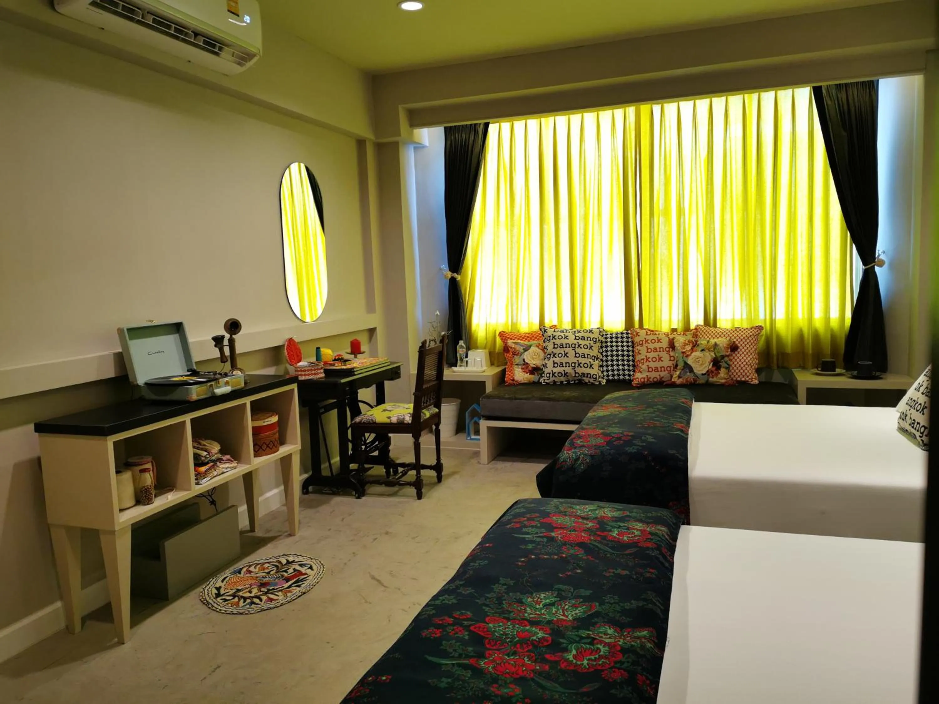 Bedroom, Bed in Chomm House