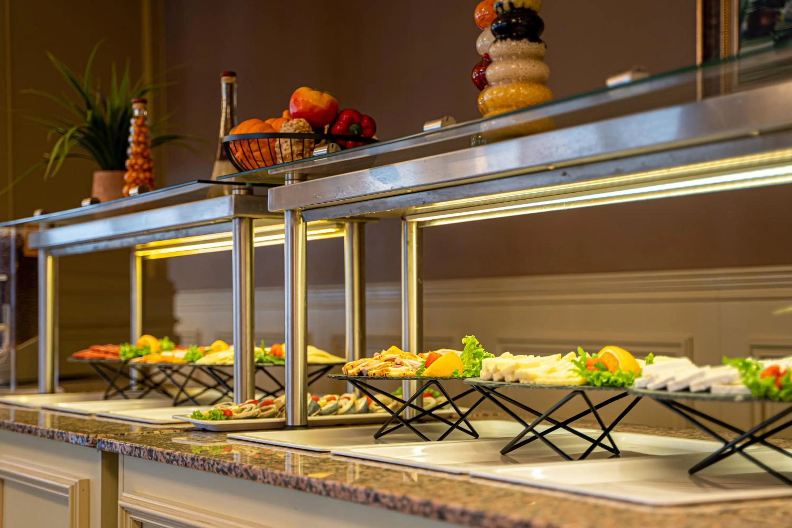 Restaurant/places to eat in Hissar Spa Hotel