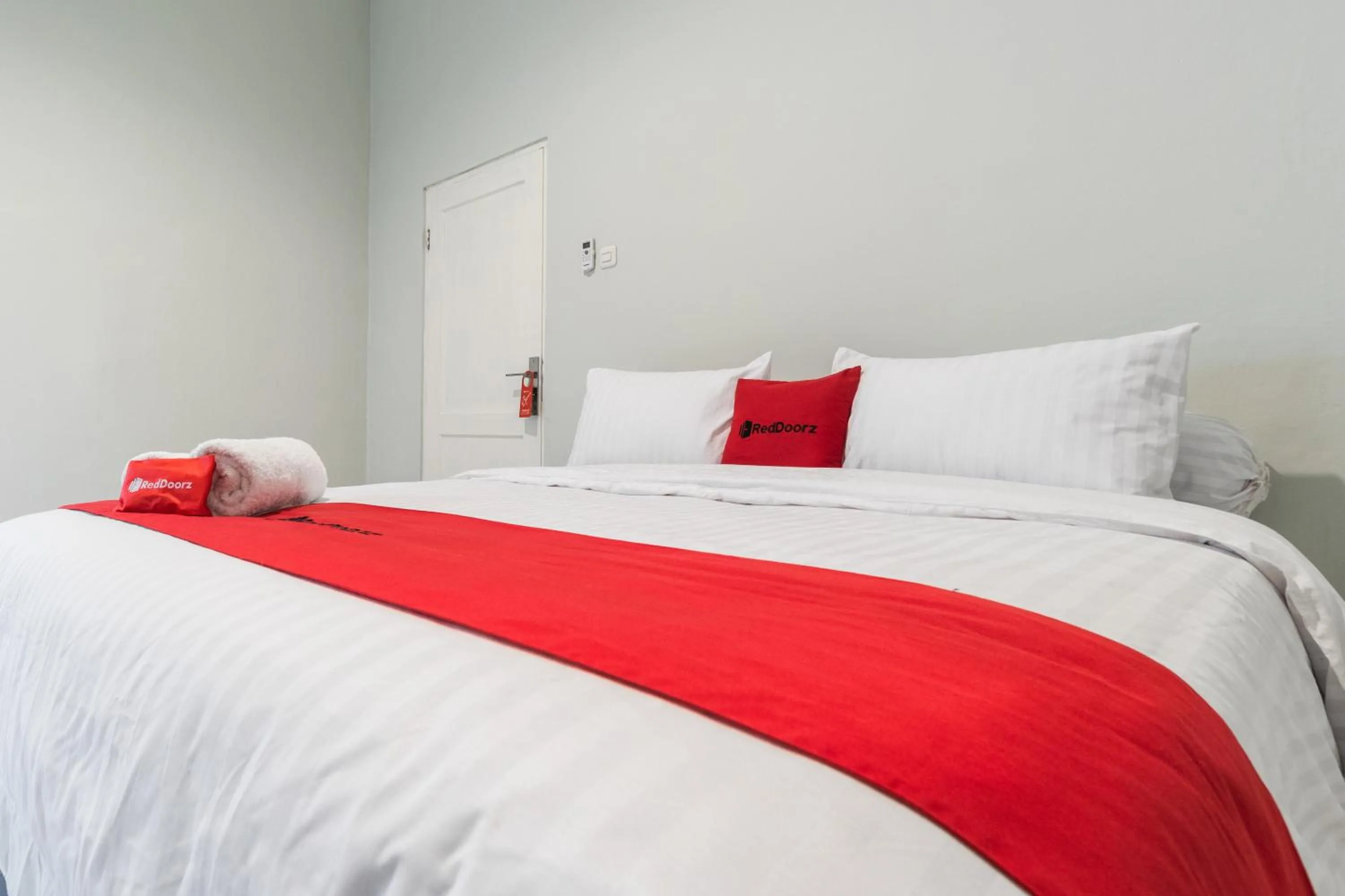 Bed in RedDoorz Plus near RS USU Medan 2