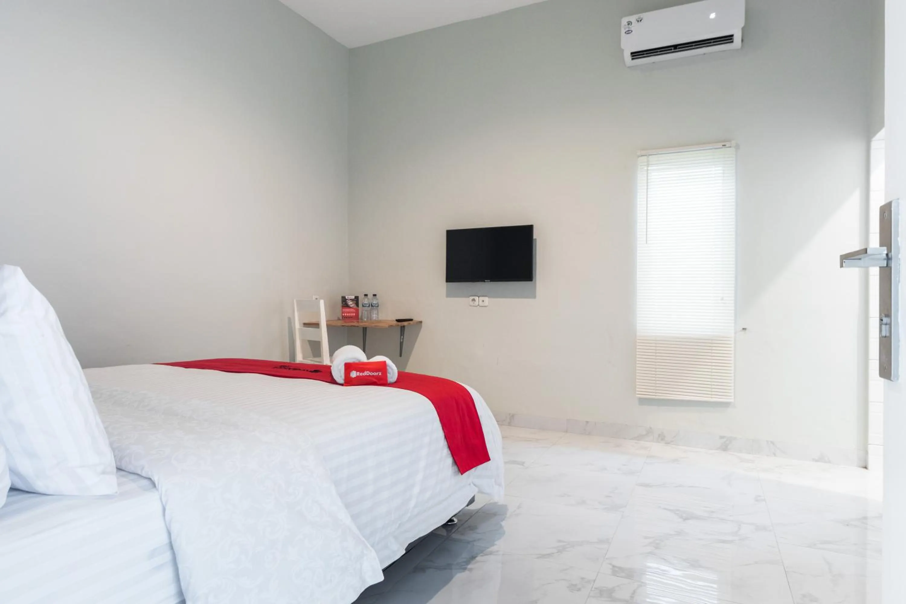 Bed in RedDoorz Plus near RS USU Medan 2