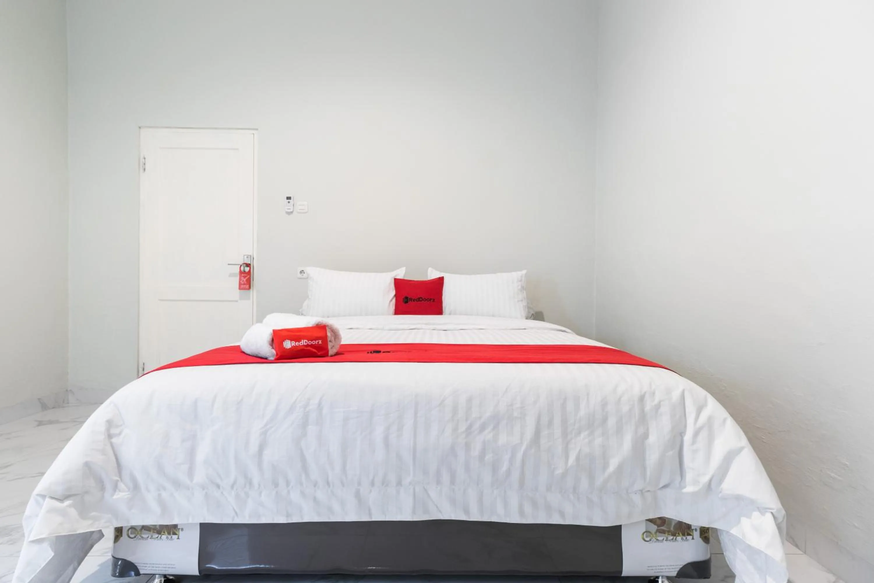 Bed in RedDoorz Plus near RS USU Medan 2