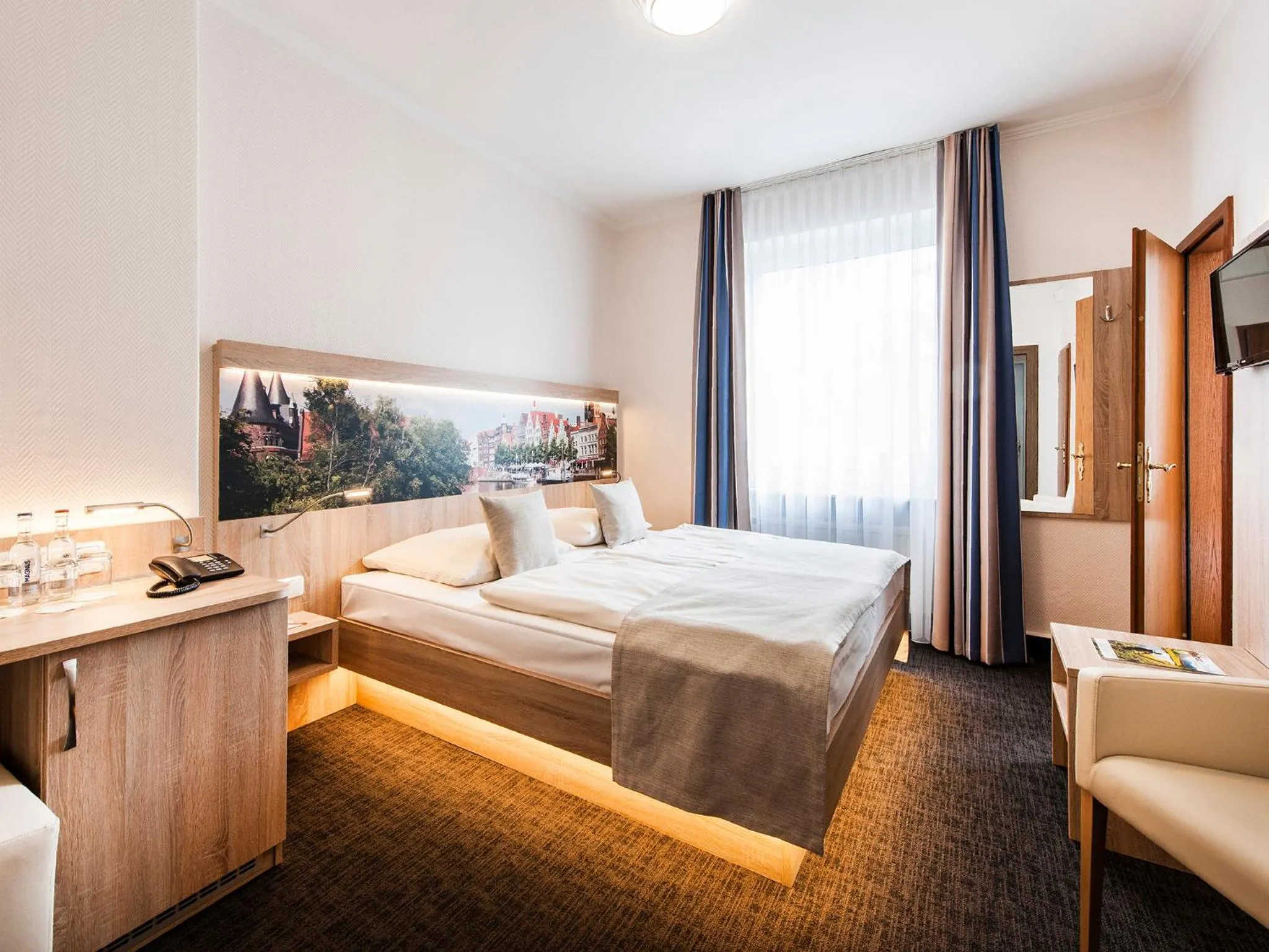 Photo of the whole room, Bed in Hotel Jensen