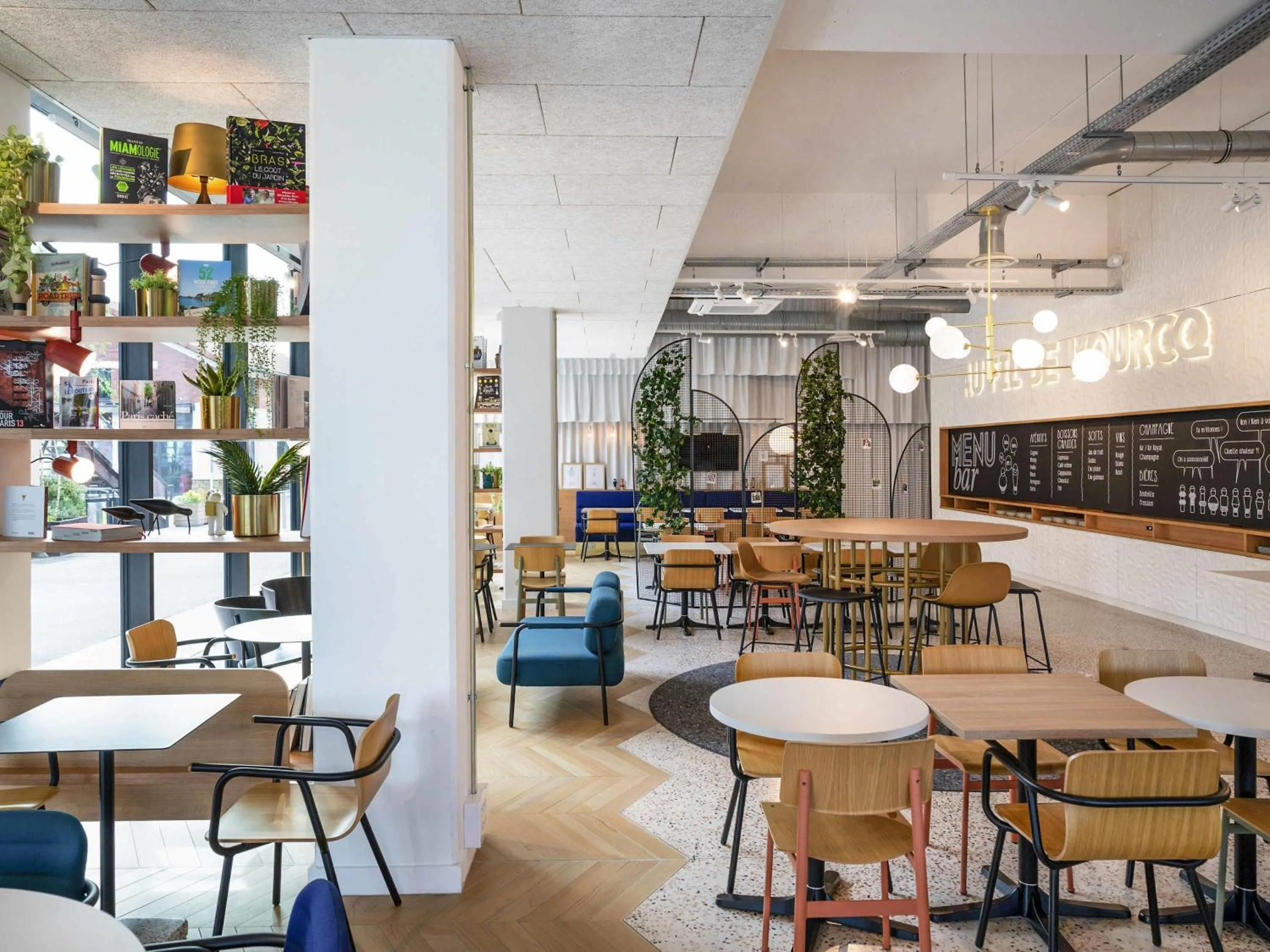 Lounge or bar in ibis Styles Paris Romainville