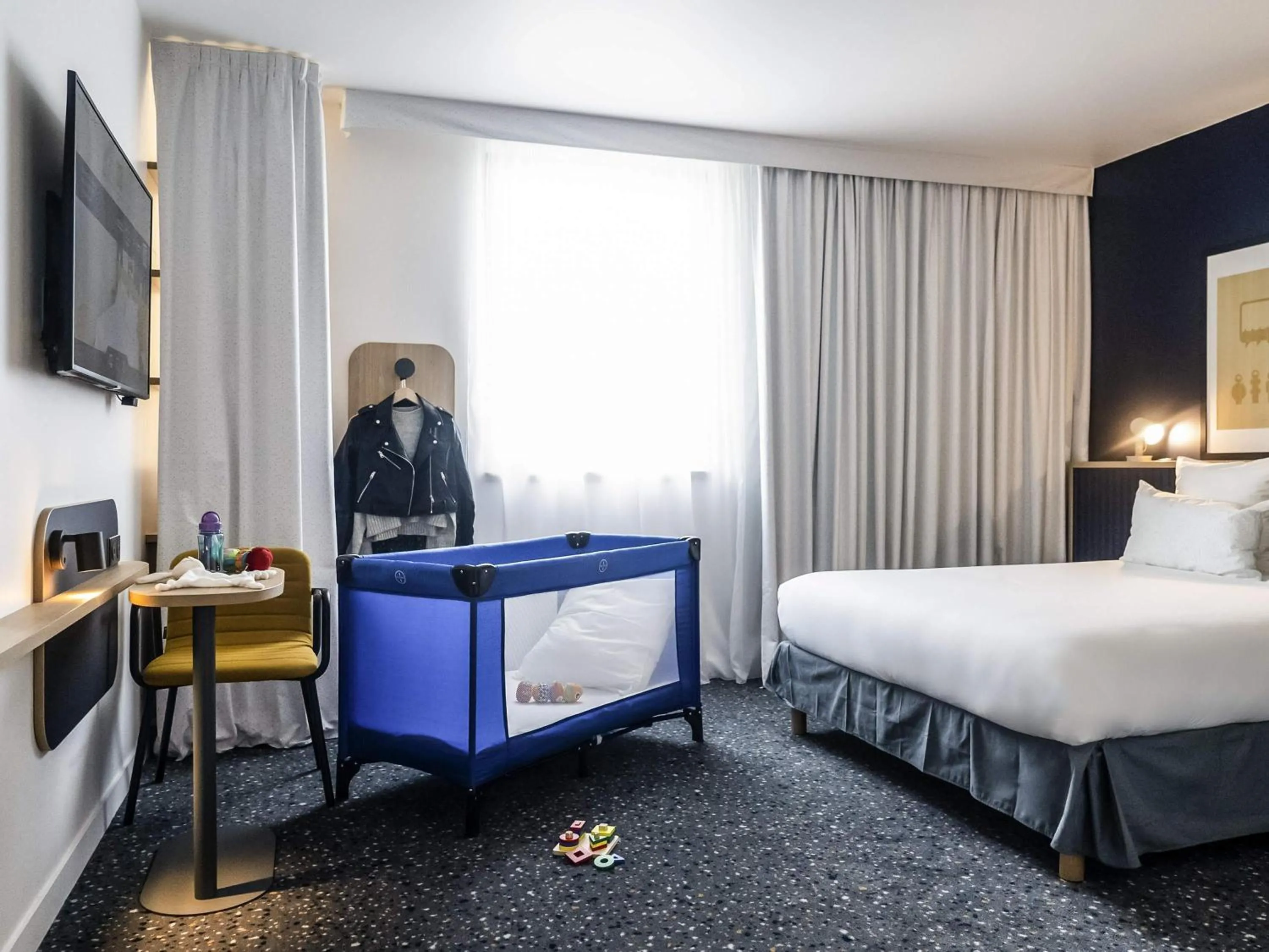 Bedroom, Bed in ibis Styles Paris Romainville