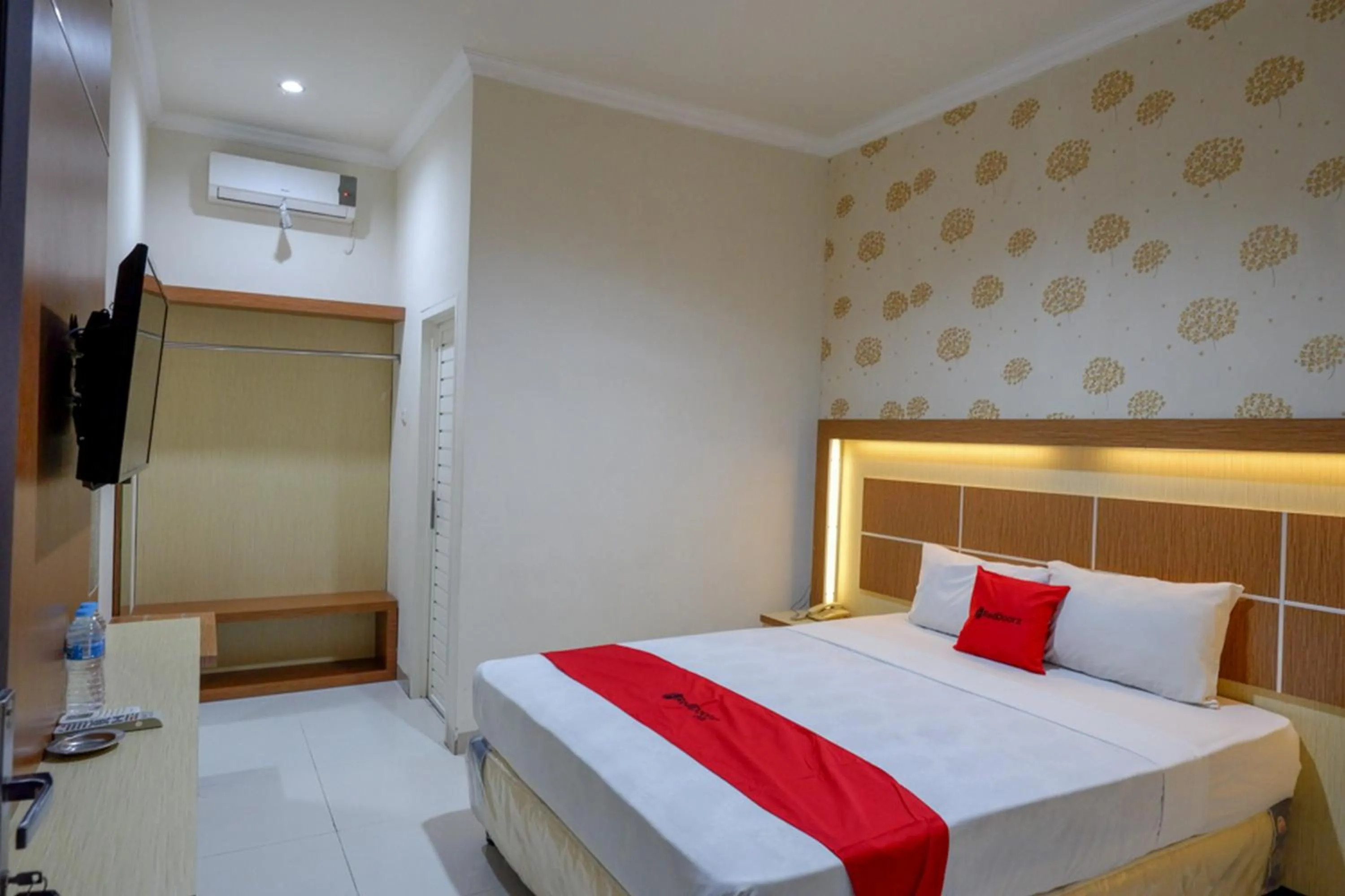 Bed in RedDoorz @ Hotel Bumi Palupy