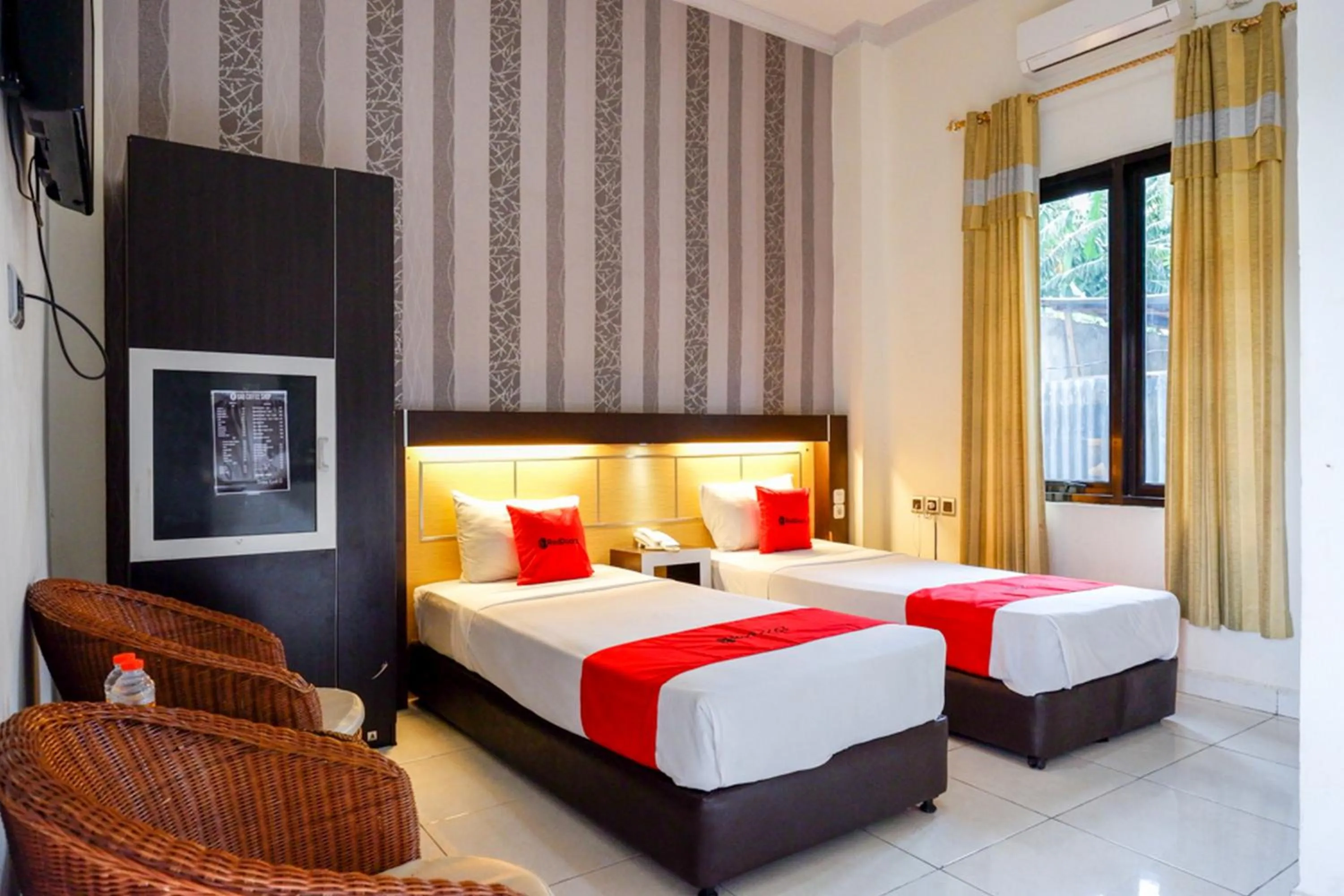 Bed in RedDoorz @ Hotel Bumi Palupy