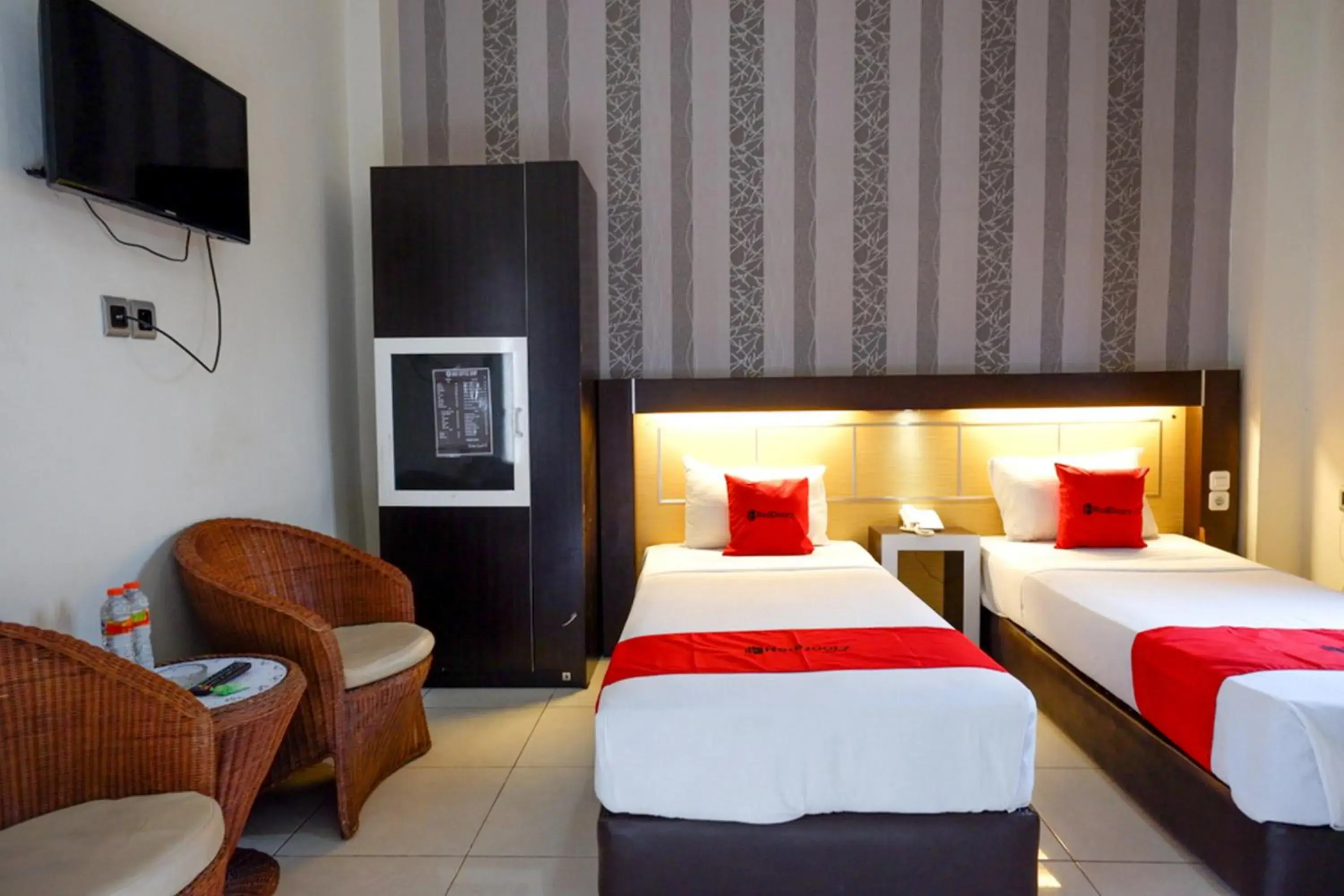 Twin Room in RedDoorz @ Hotel Bumi Palupy Twin Room in RedDoorz @ Hotel Bumi Palupy