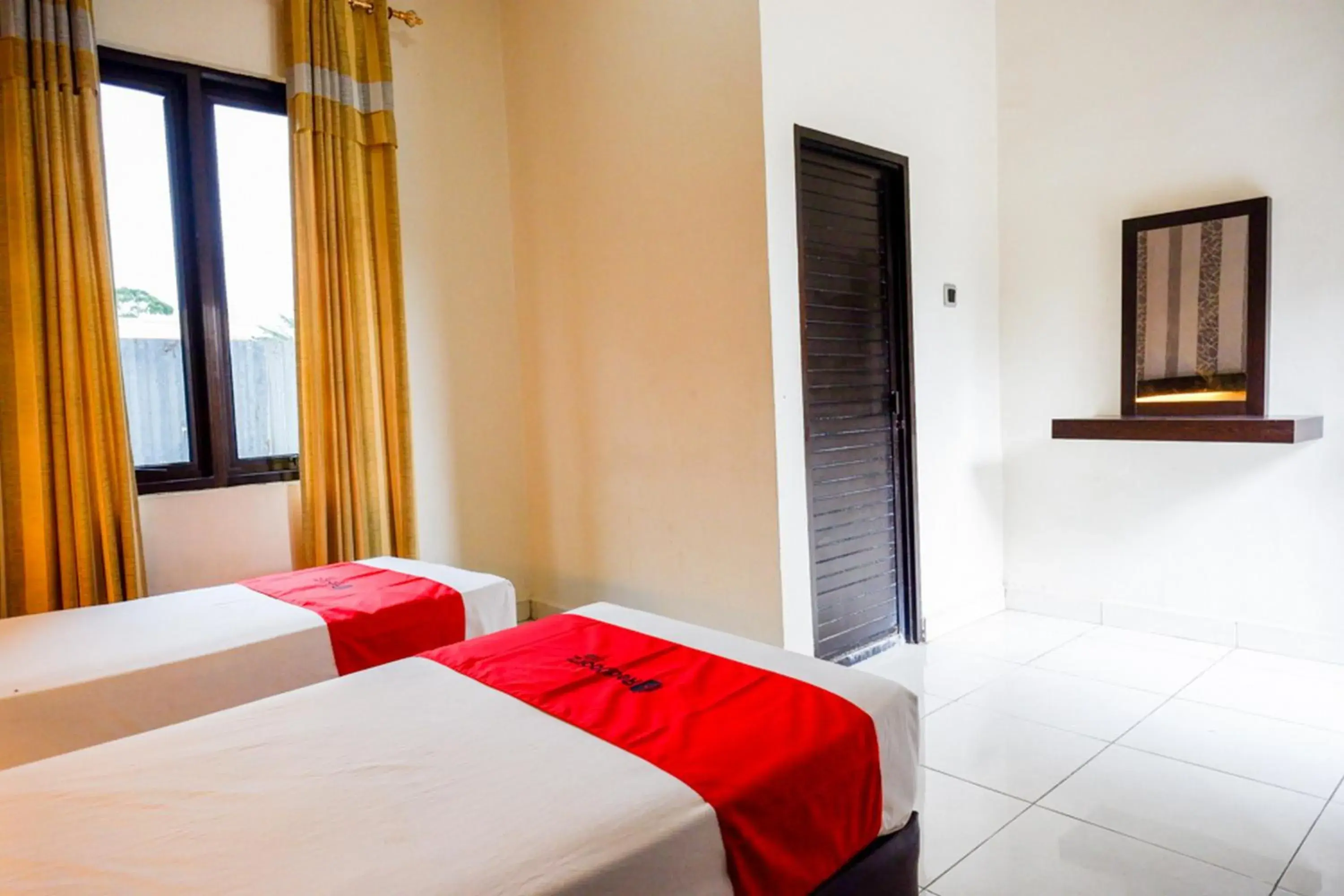 Twin Room in RedDoorz @ Hotel Bumi Palupy Twin Room in RedDoorz @ Hotel Bumi Palupy