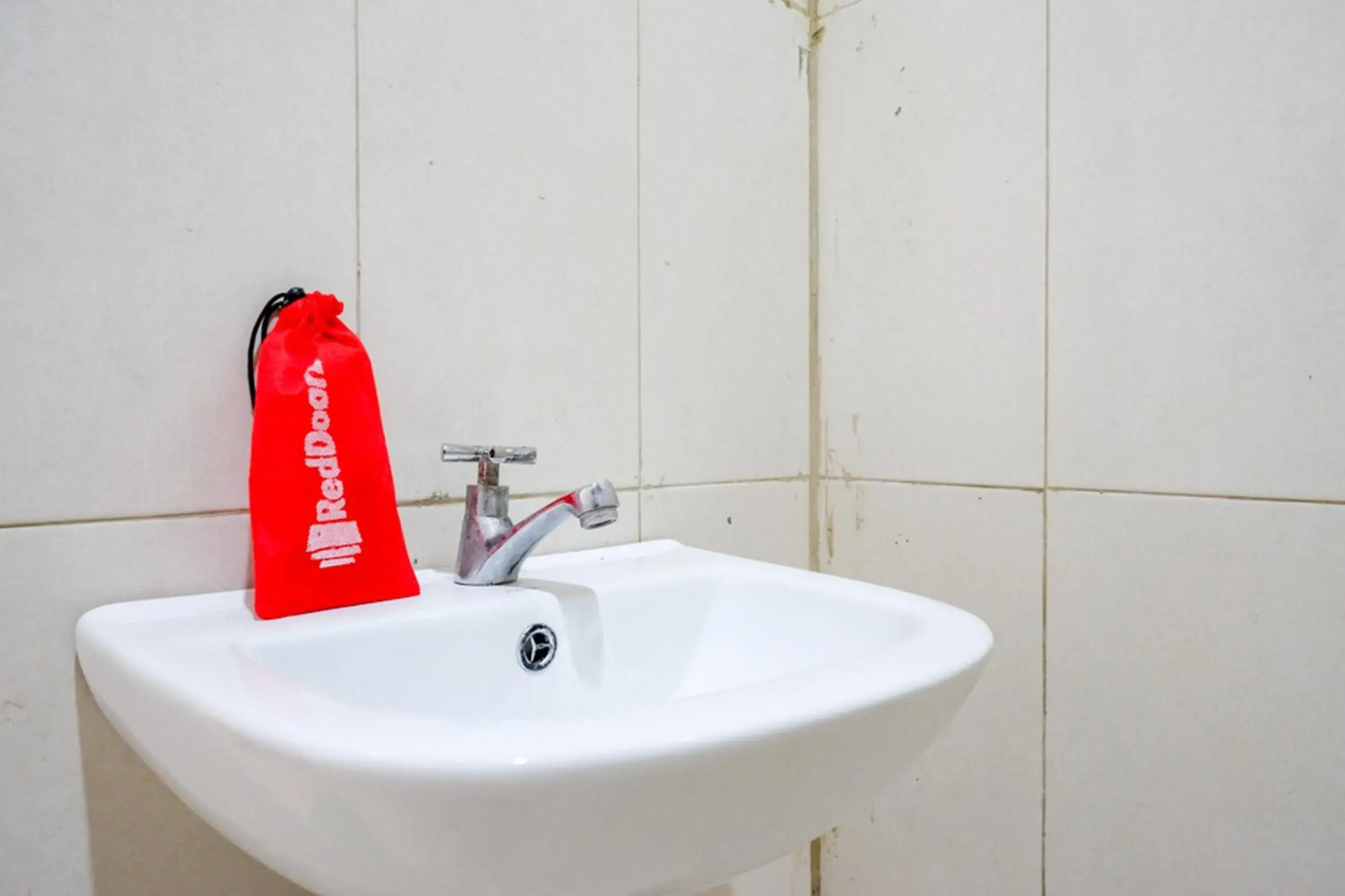 Twin Room in RedDoorz @ Hotel Bumi Palupy Twin Room in RedDoorz @ Hotel Bumi Palupy