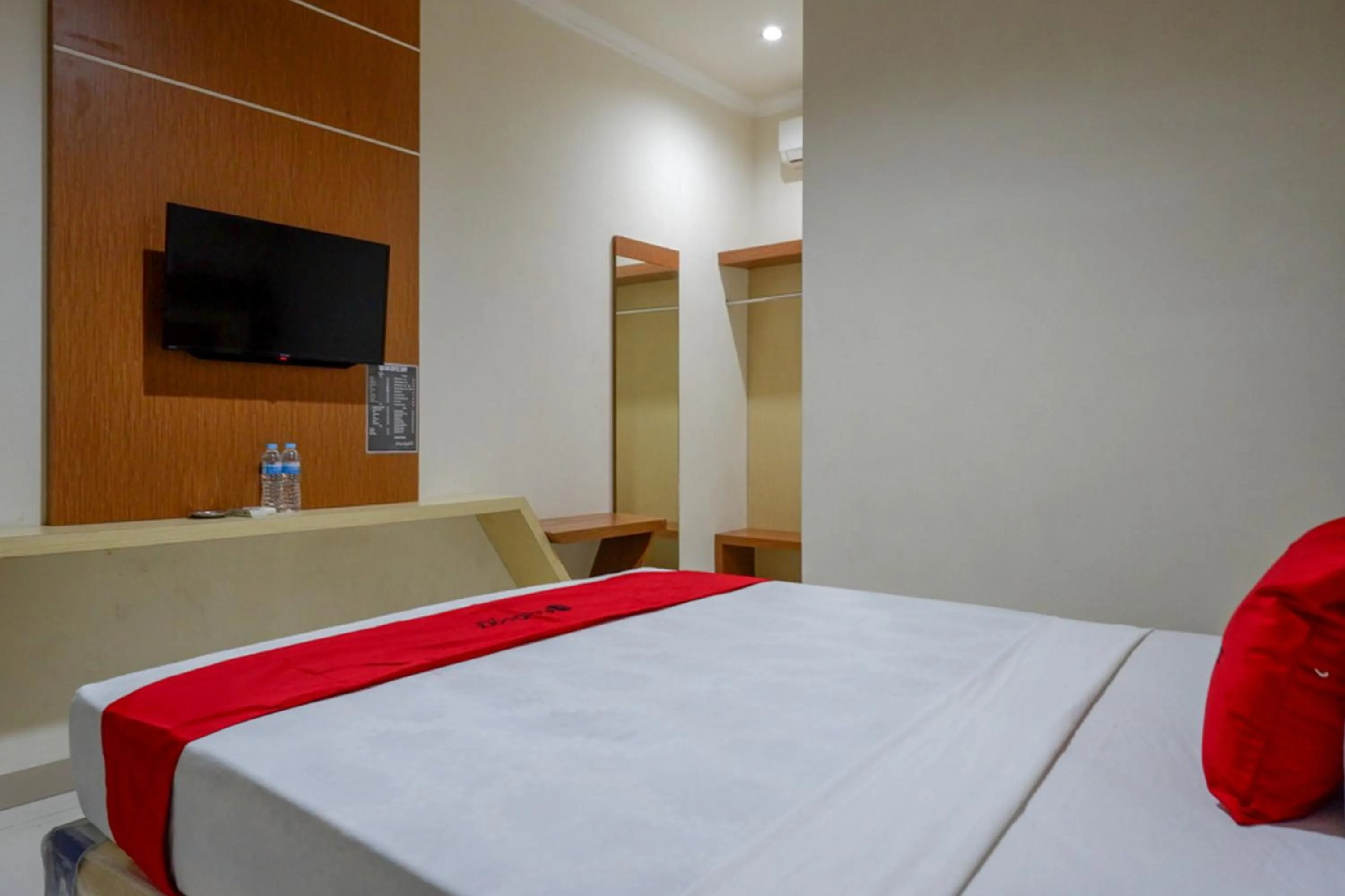 Bed in RedDoorz @ Hotel Bumi Palupy