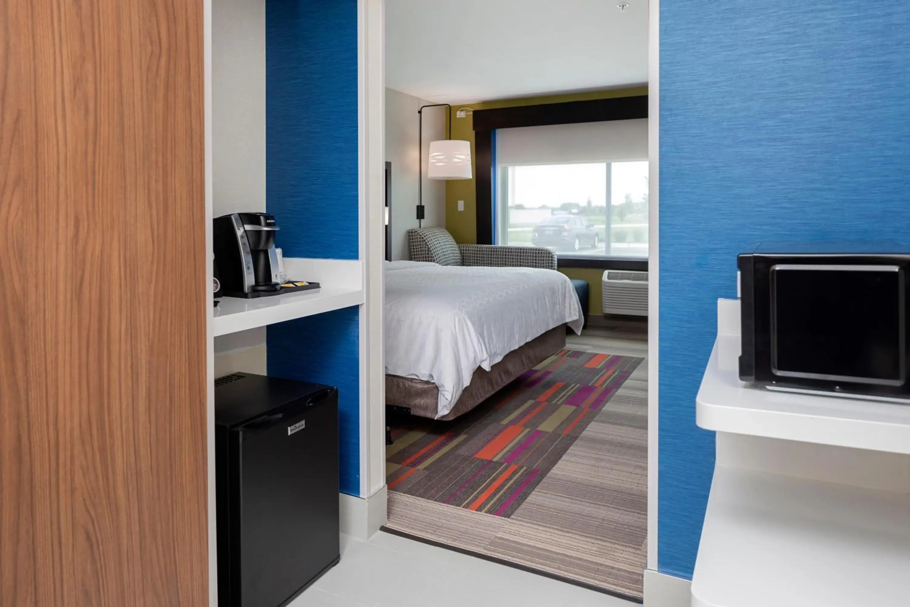 Standard King Room with Roll-in Shower - Mobility Accessible in Holiday Inn Express & Suites - Bourbonnais East - Bradley by IHG Standard King Room with Roll-in Shower - Mobility Accessible in Holiday Inn Express & Suites - Bourbonnais East - Bradley by IHG