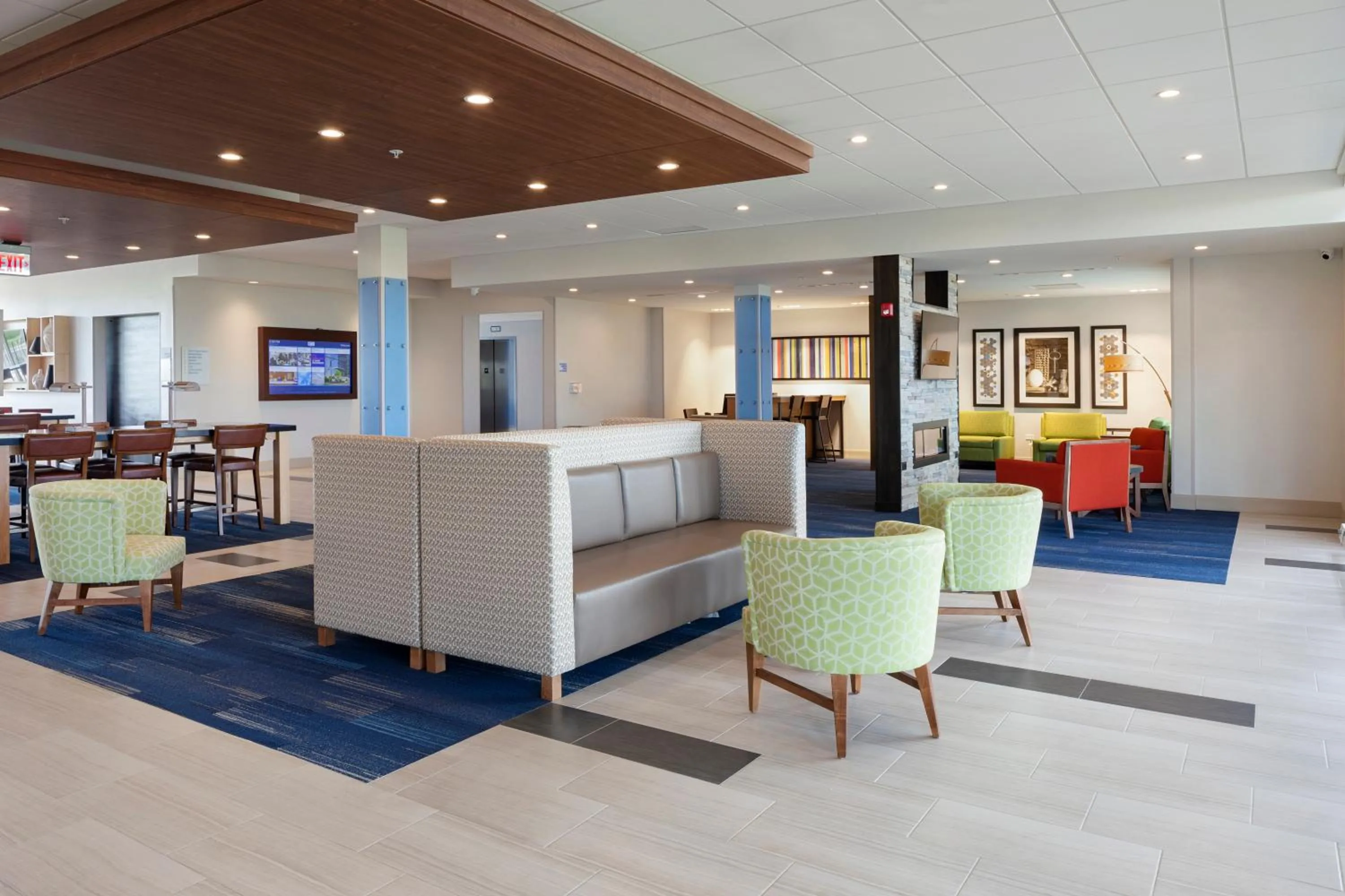 Communal lounge/ TV room in Holiday Inn Express & Suites - Bourbonnais East - Bradley by IHG