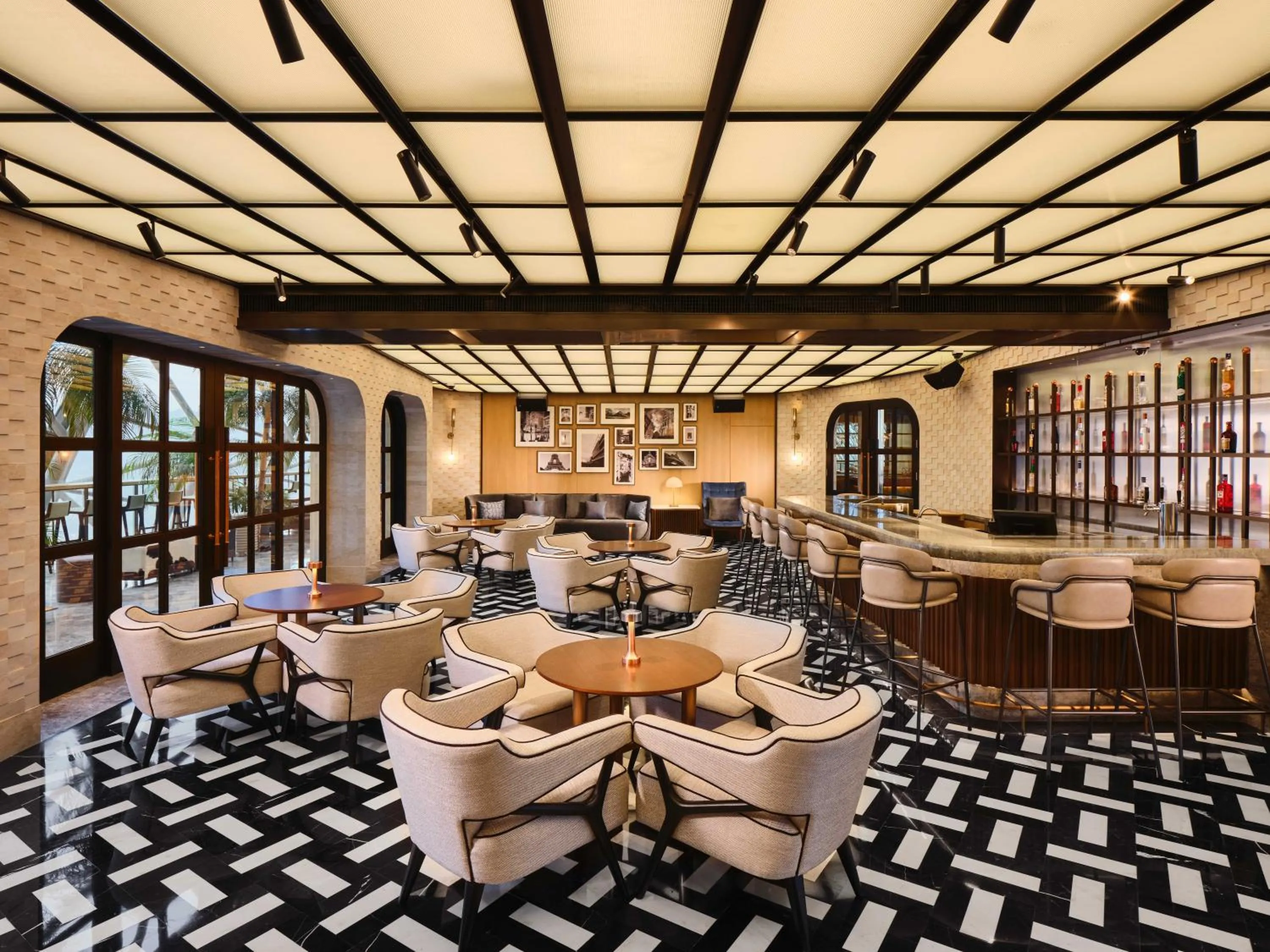 Lounge or bar in InterContinental Chongqing Raffles City by IHG