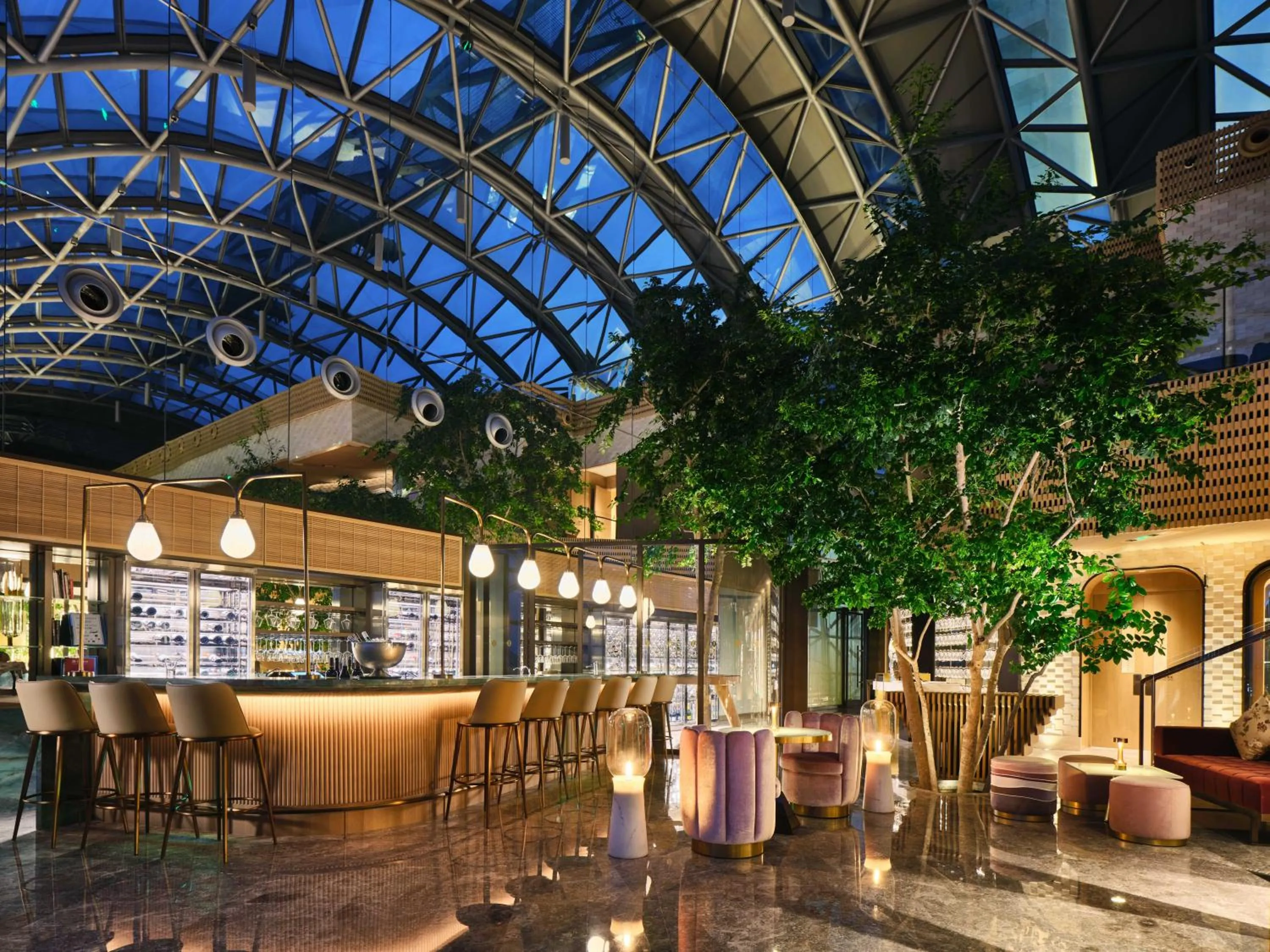 Lounge or bar in InterContinental Chongqing Raffles City by IHG