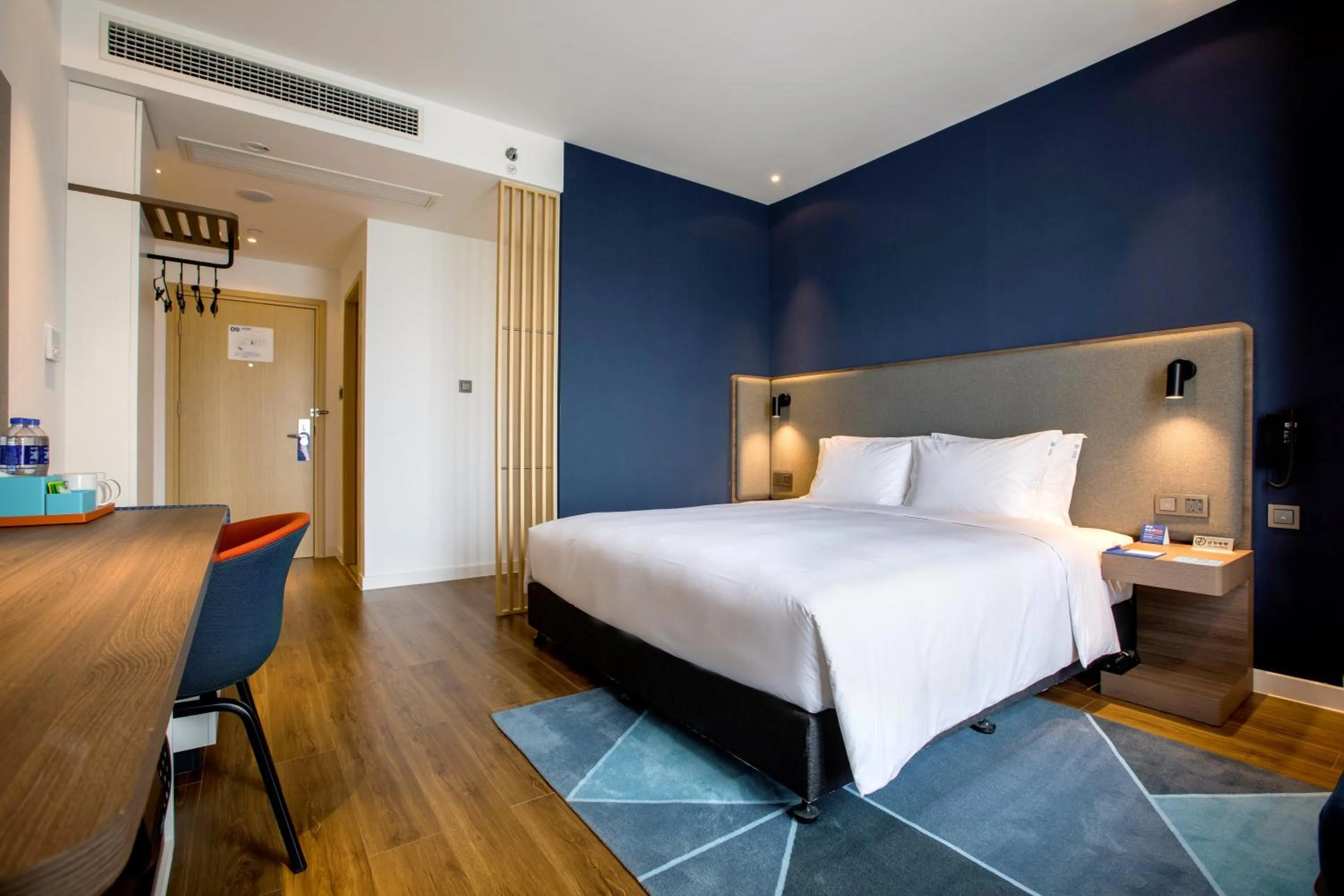 Photo of the whole room, Bed in Holiday Inn Express Zhangjiagang Free Trade Zone by IHG