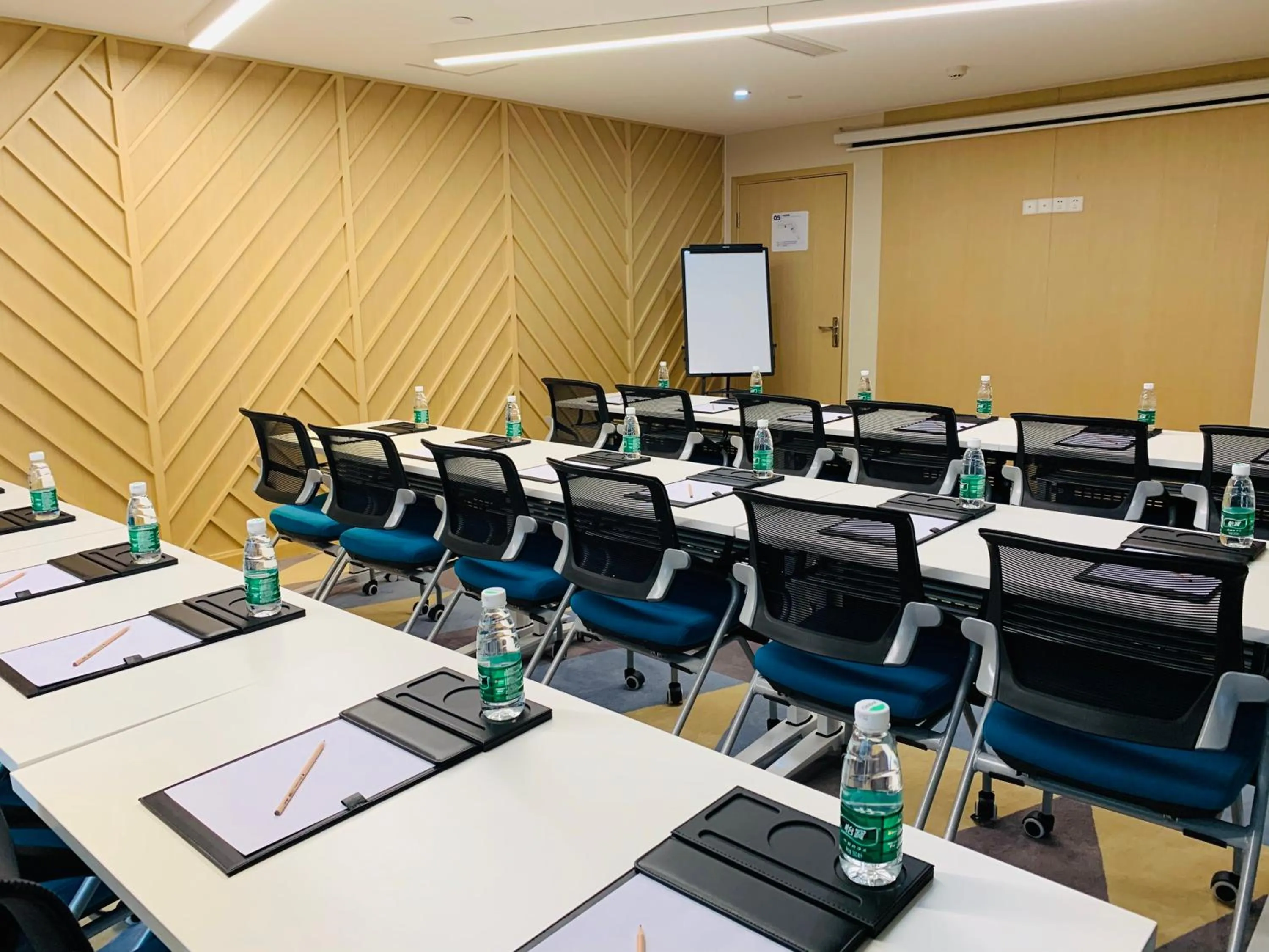 Meeting/conference room in Holiday Inn Express Zhangjiagang Free Trade Zone by IHG