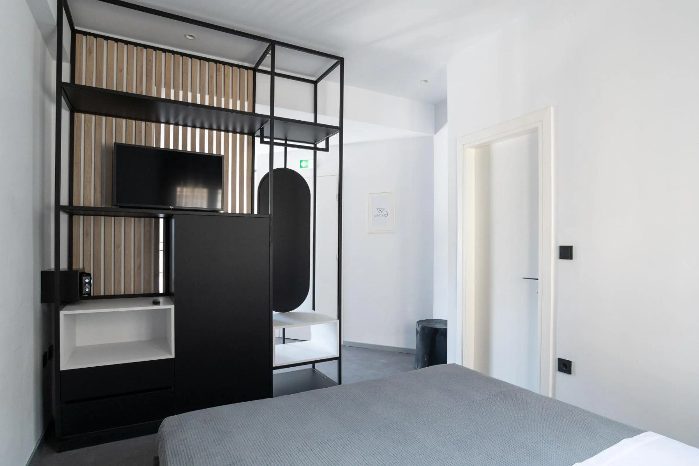 TV and multimedia, Bed in White 9