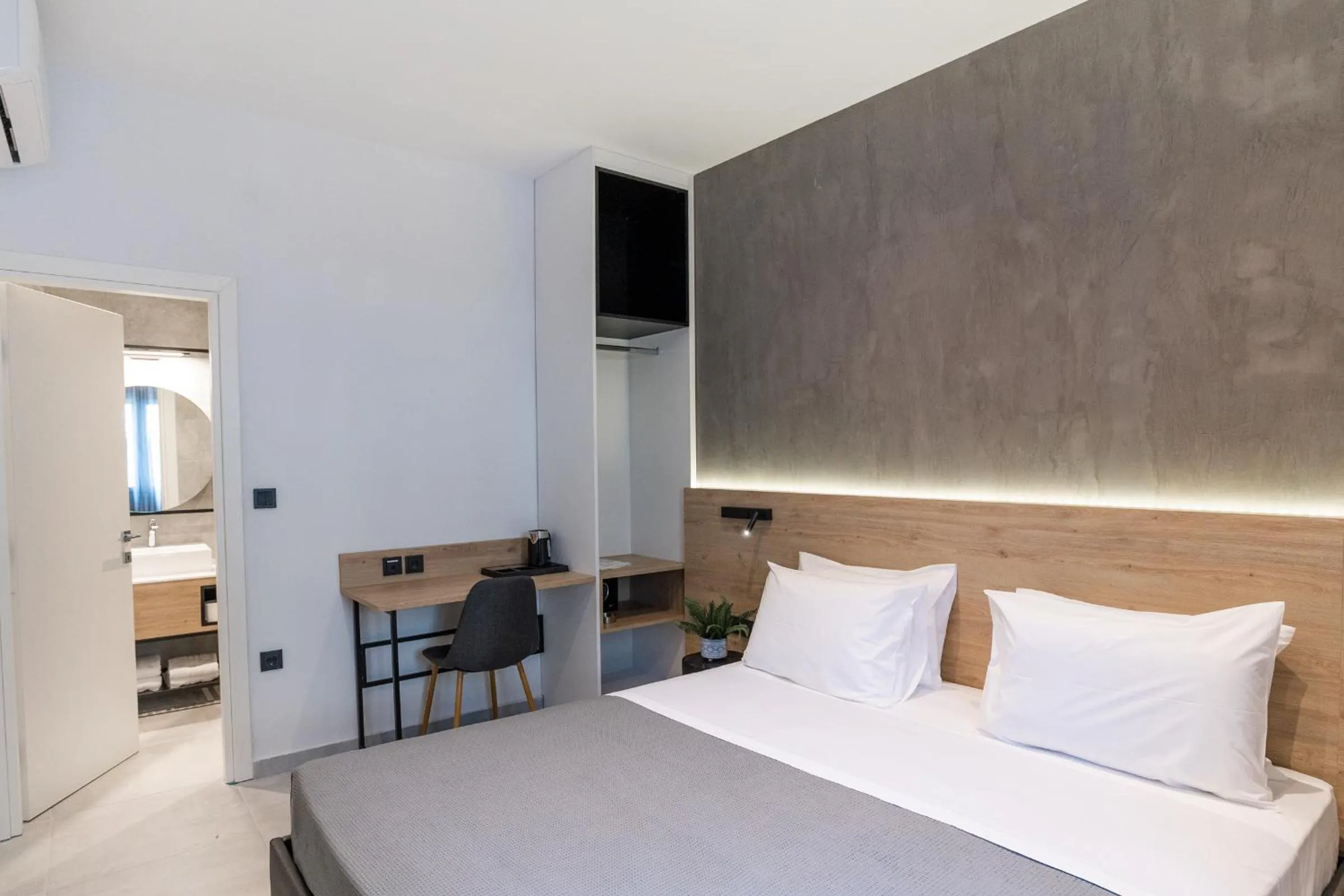 Photo of the whole room, Bed in White 9