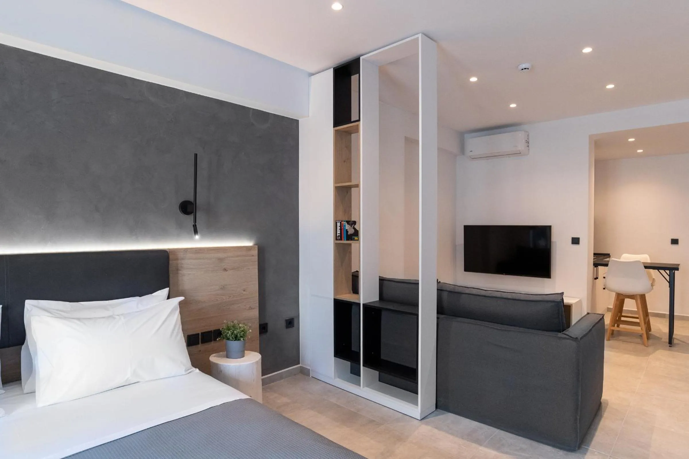 Photo of the whole room, Bed in White 9