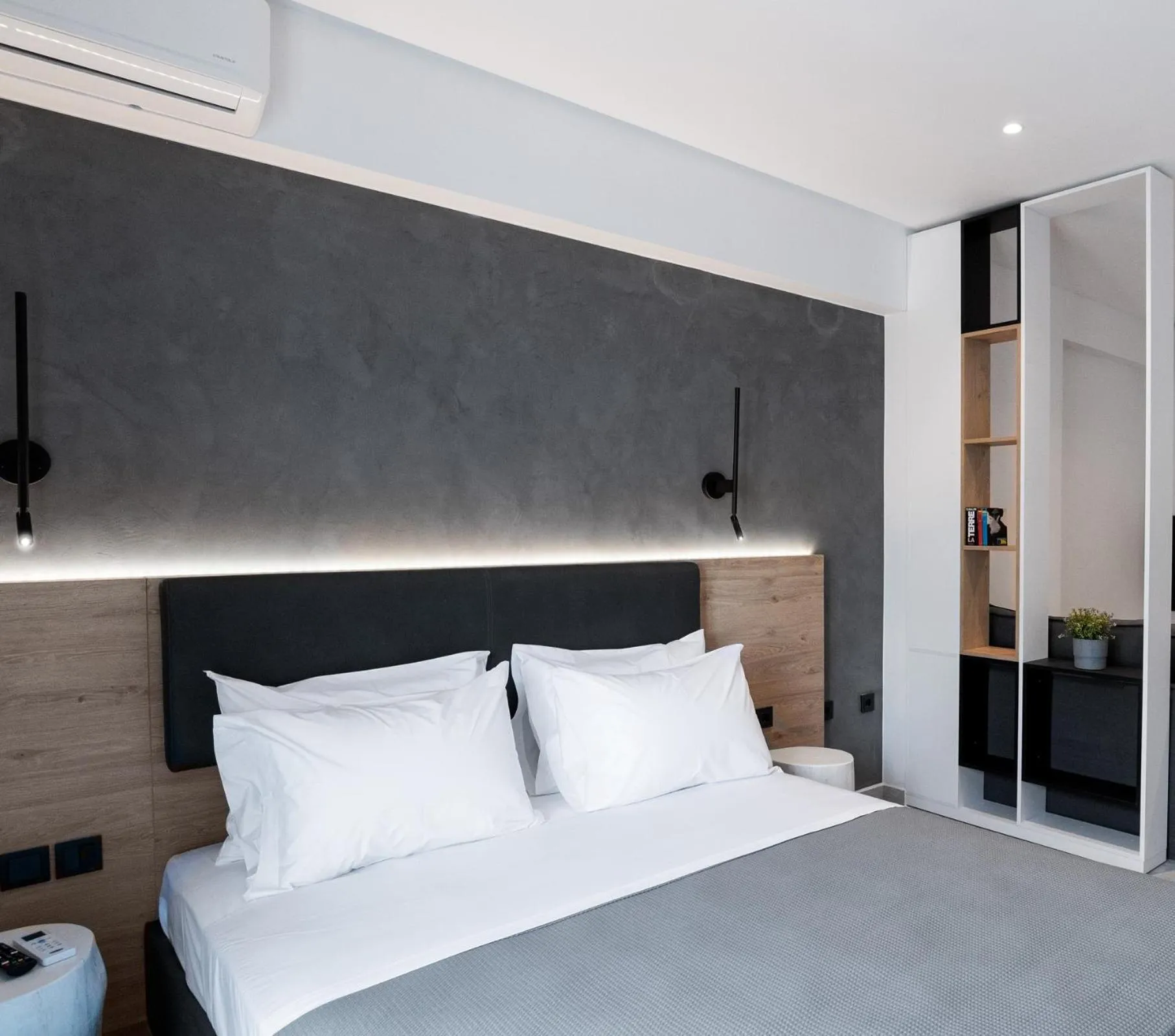 Superior Apartment in White 9