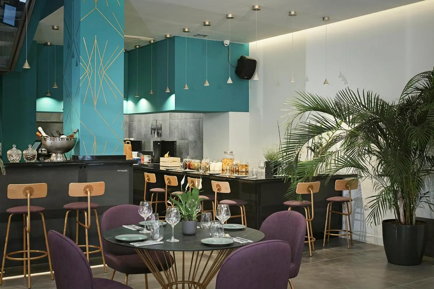 Restaurant/places to eat in The Gem Society Hotel