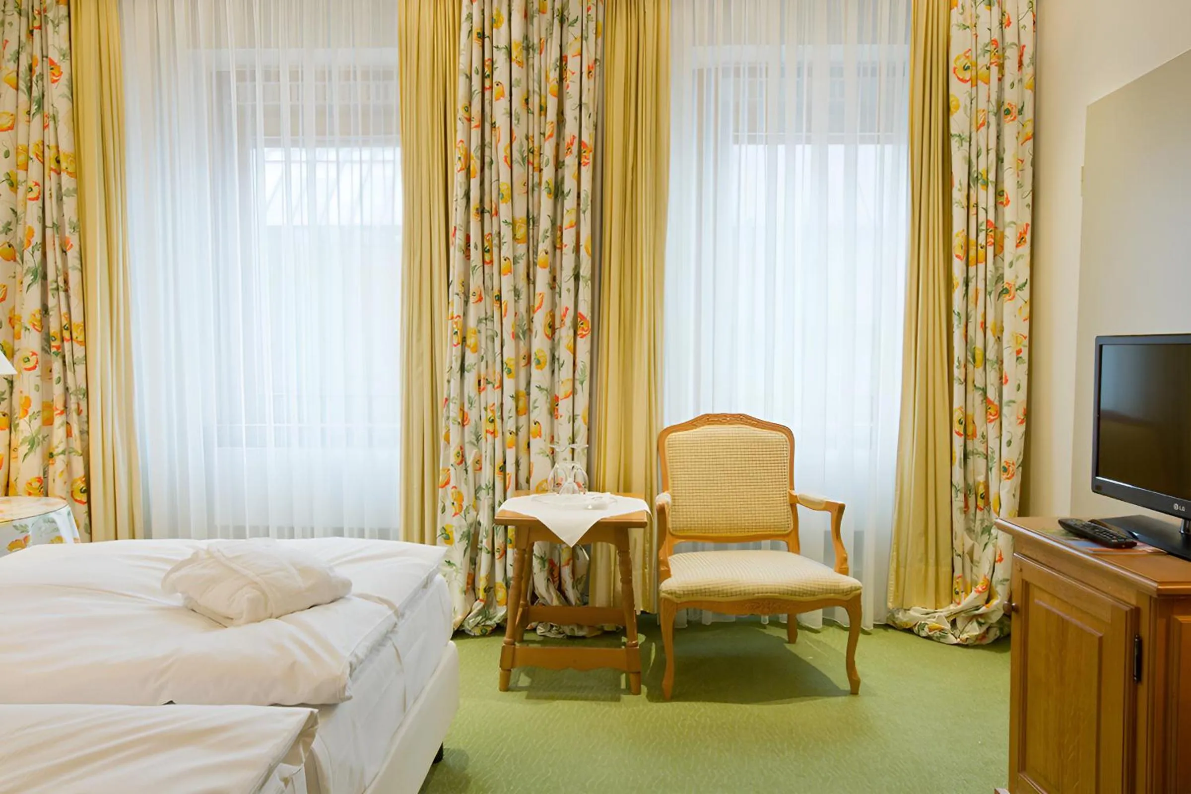 Photo of the whole room, Bed in Central-Hotel Kaiserhof