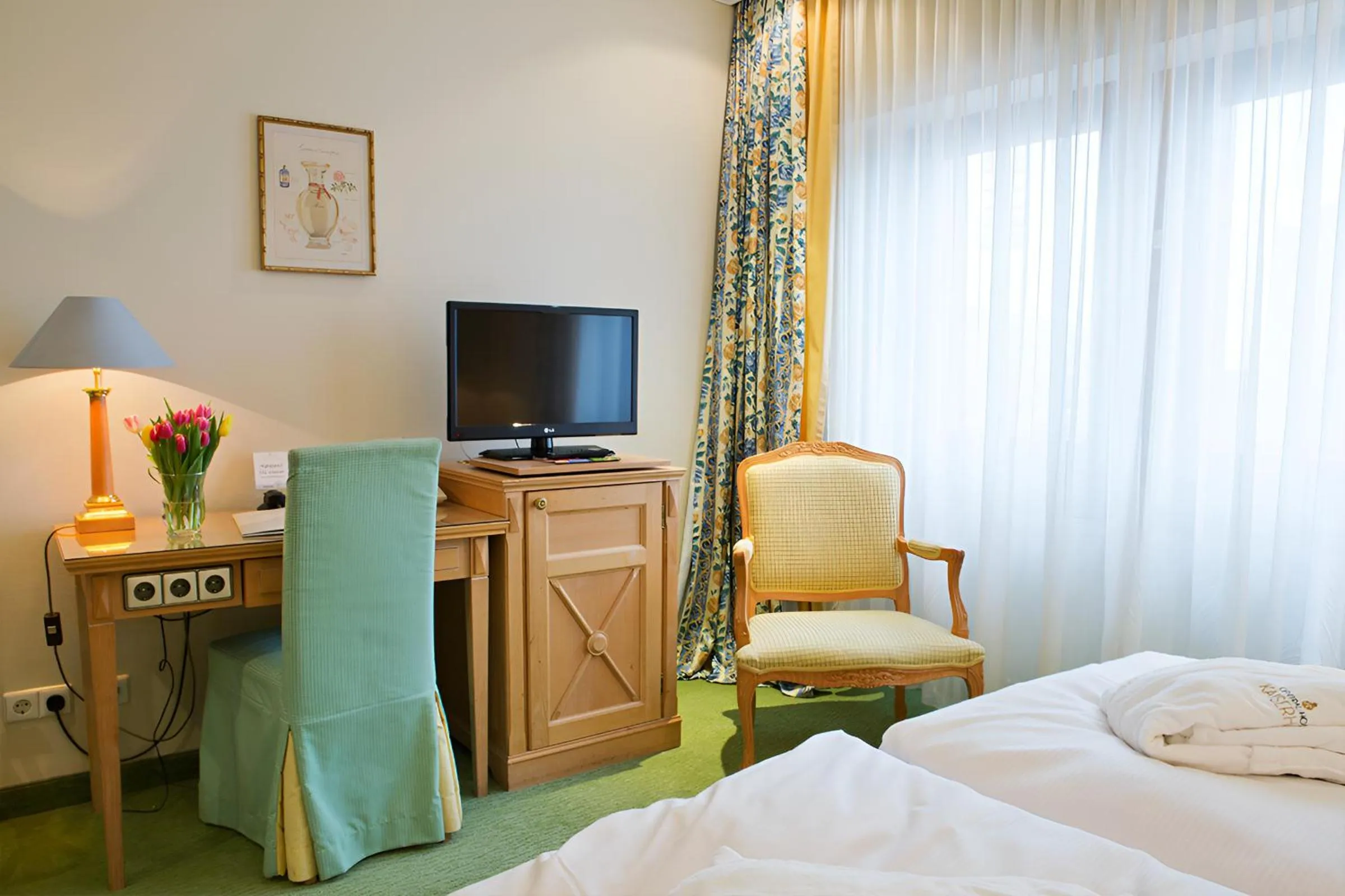 Photo of the whole room, Bed in Central-Hotel Kaiserhof