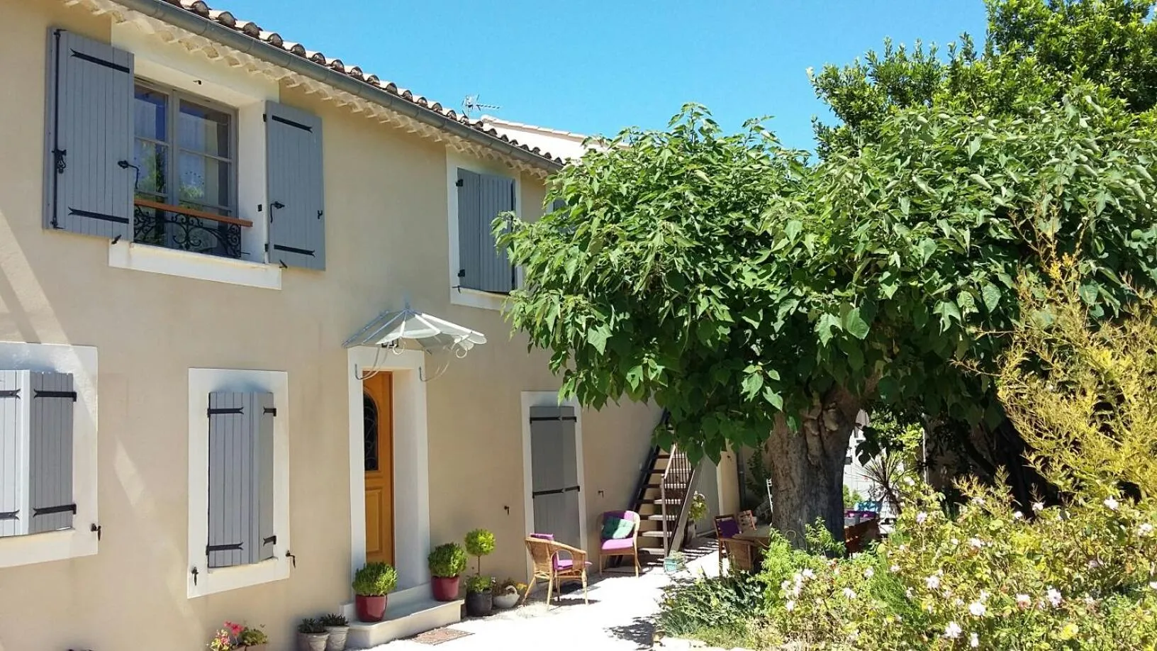Garden view in La Dentellière