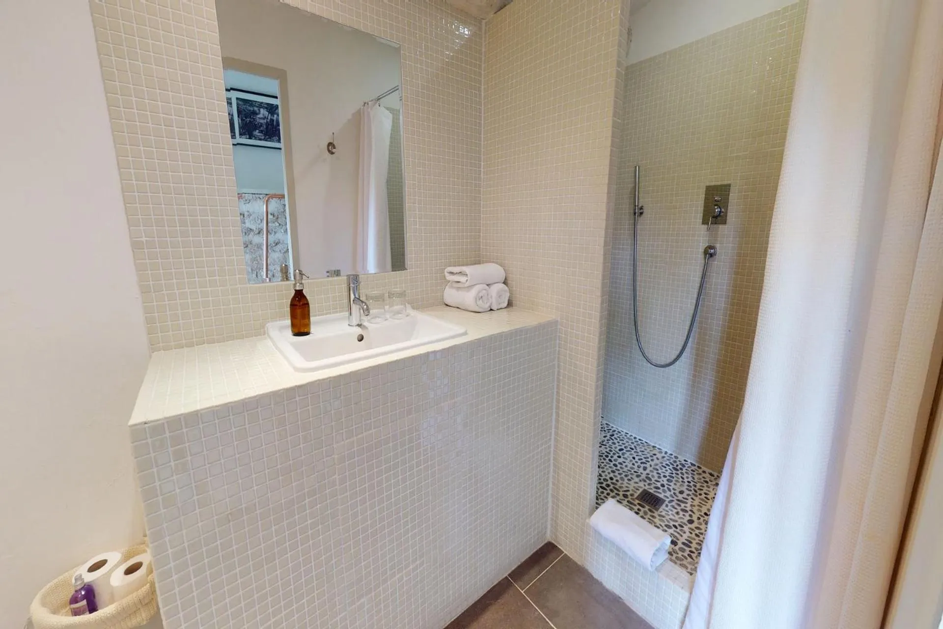 Bathroom in Le Prieuré La Madelène