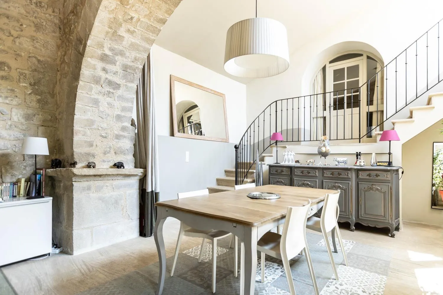 Dining area in Le Prieuré La Madelène
