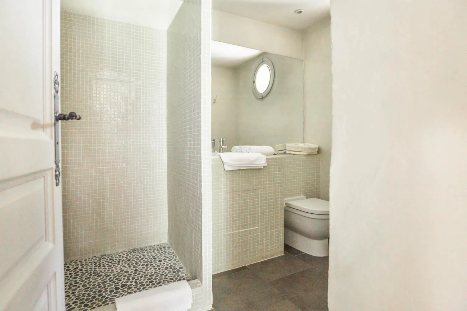 Bathroom in Le Prieuré La Madelène