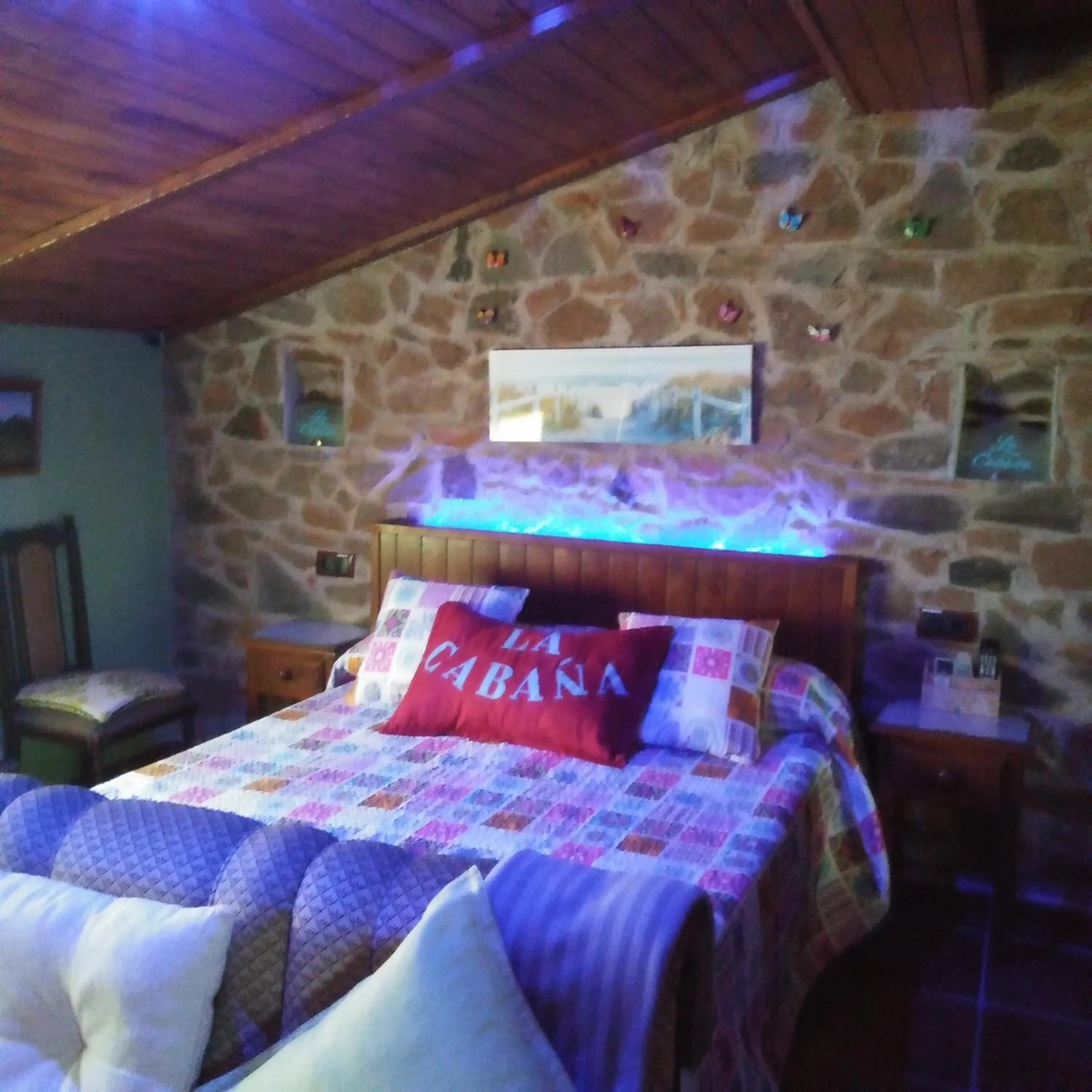 Property building, Bed in La Cabaña Romantica de Llano