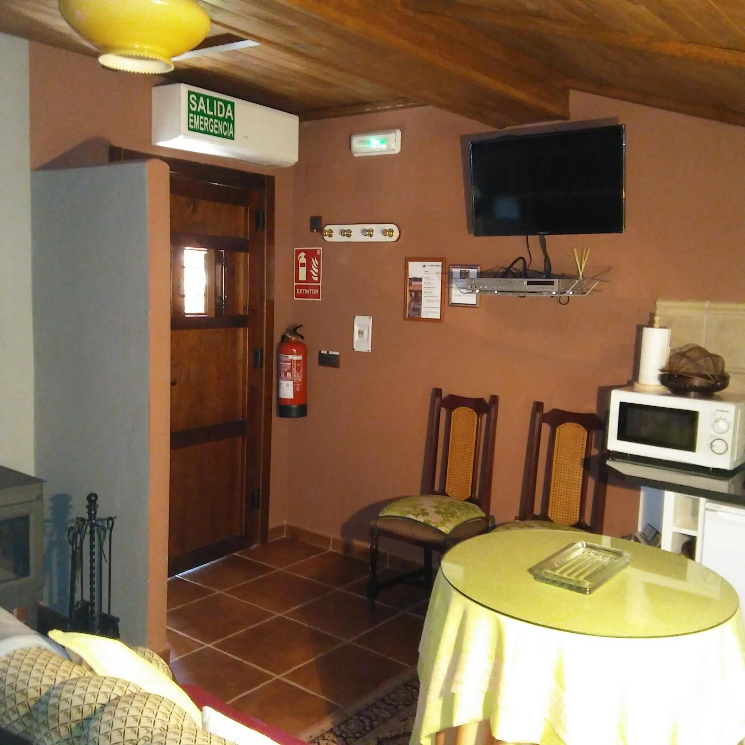 Property building, TV/Entertainment Center in La Cabaña Romantica de Llano