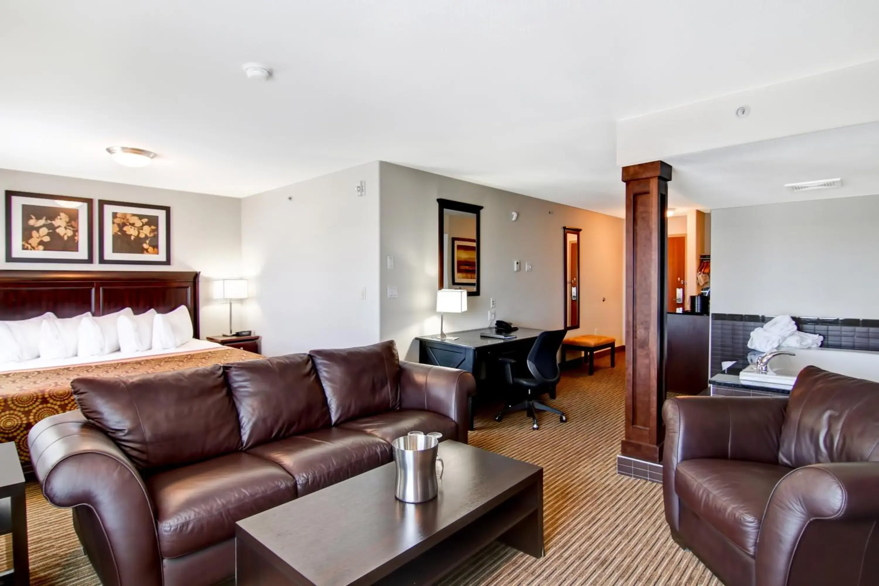 King Suite with Jacuzzi in Canalta Hotel Humboldt King Suite with Jacuzzi in Canalta Hotel Humboldt