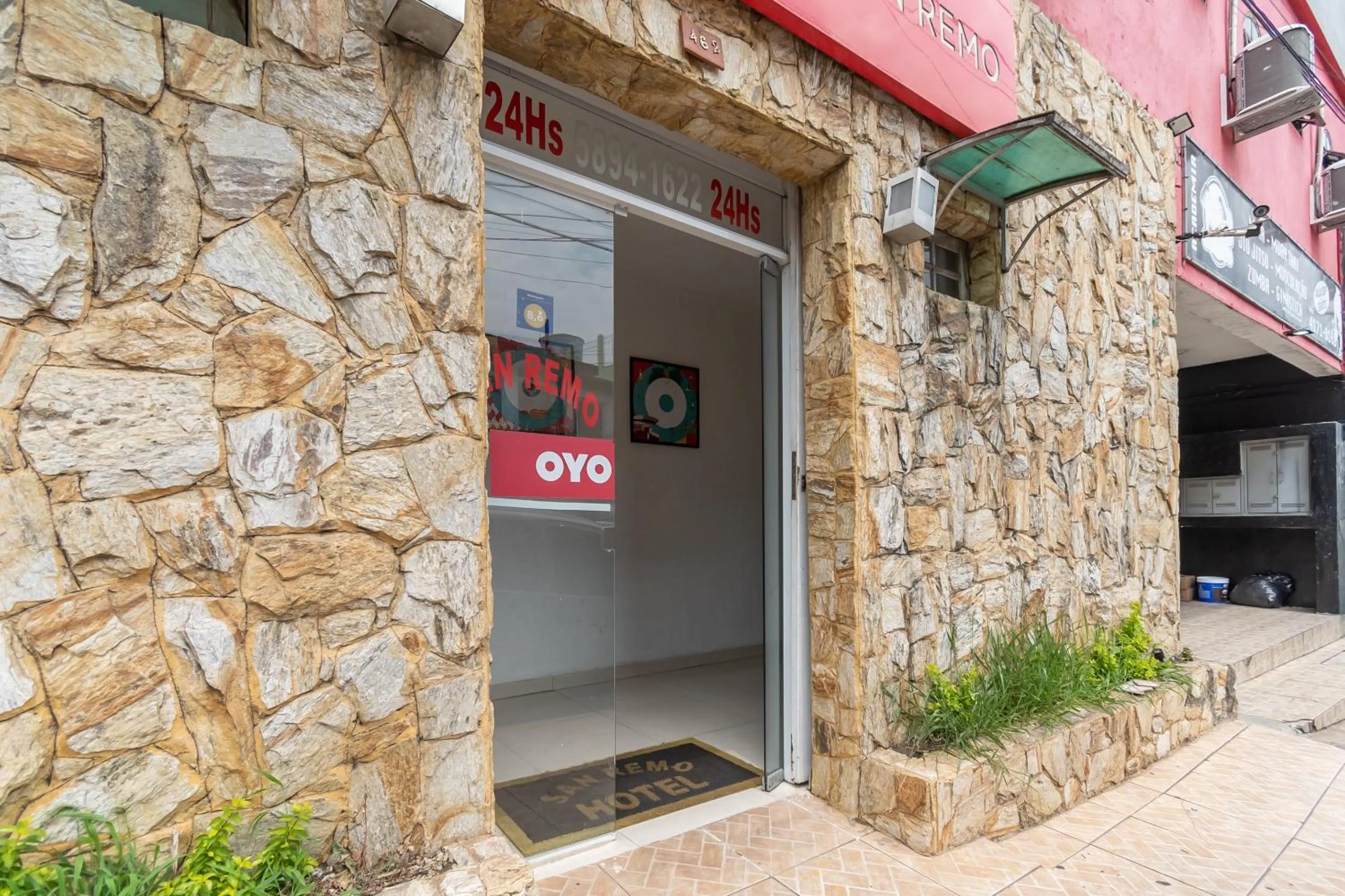 Facade/entrance in OYO Hotel San Remo, São Paulo