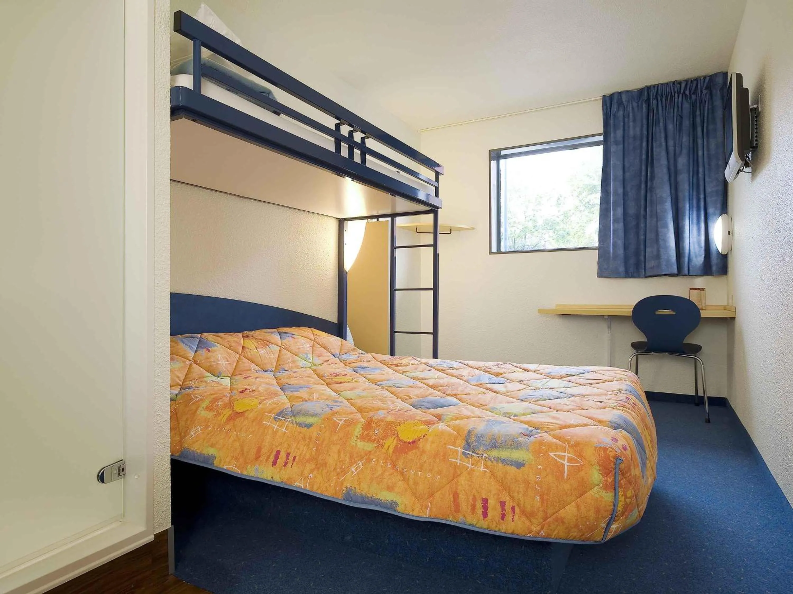 Bedroom, Bed in ibis budget Metz Technopole