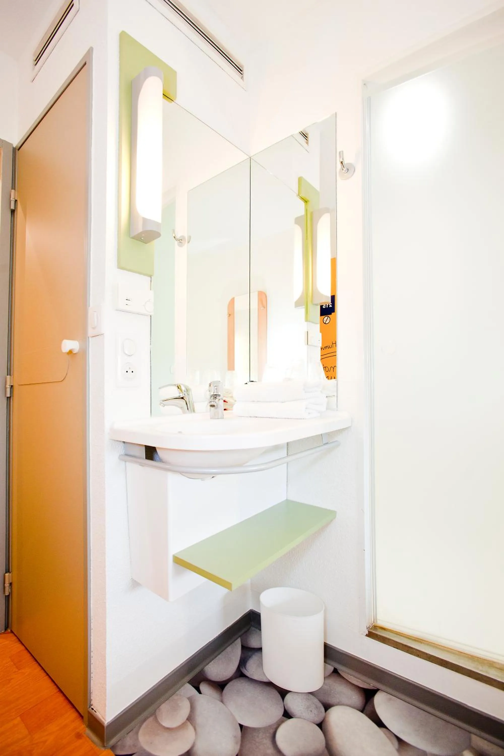 Bathroom in ibis budget Metz Technopole