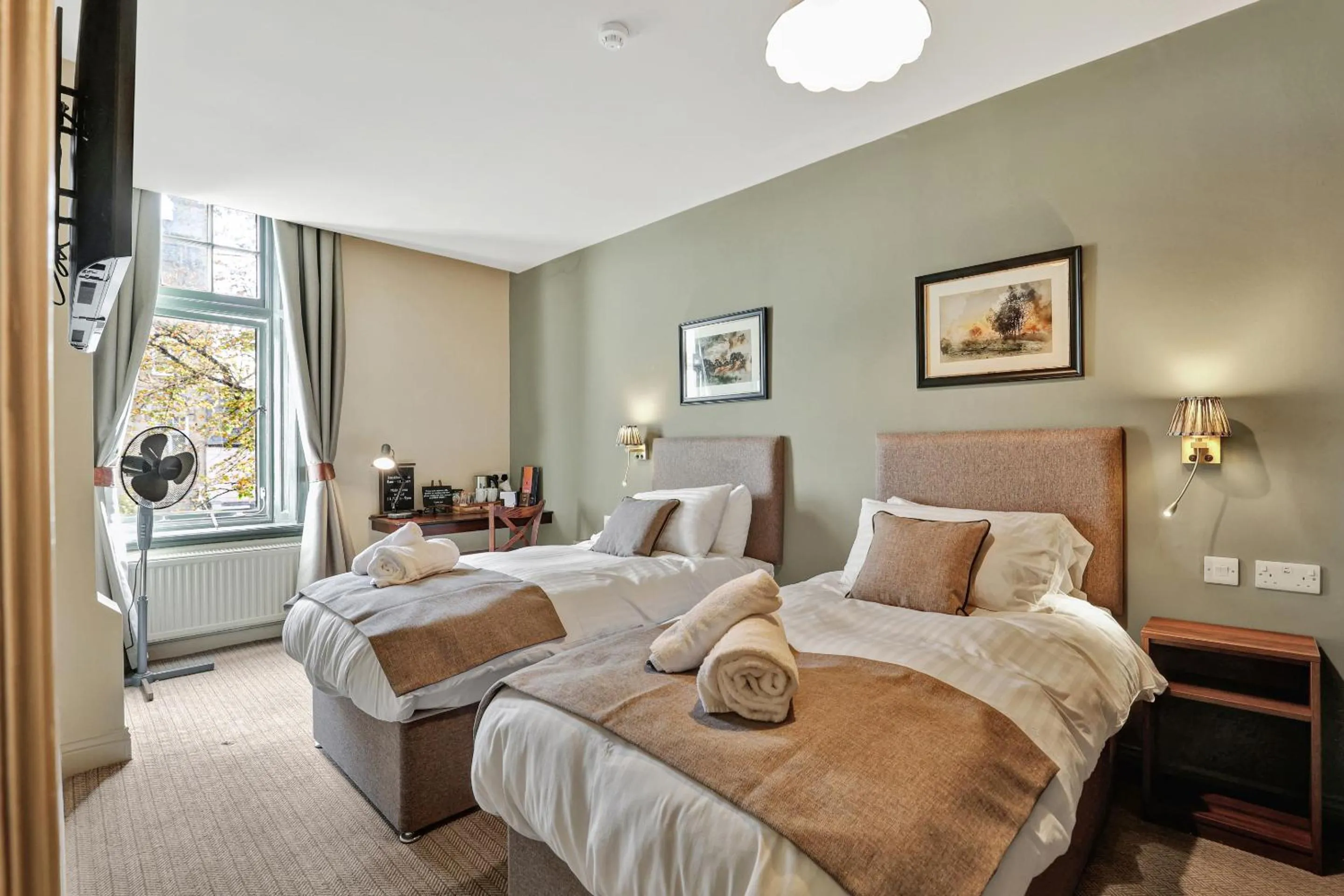 Bedroom, Bed in The Lambton Arms