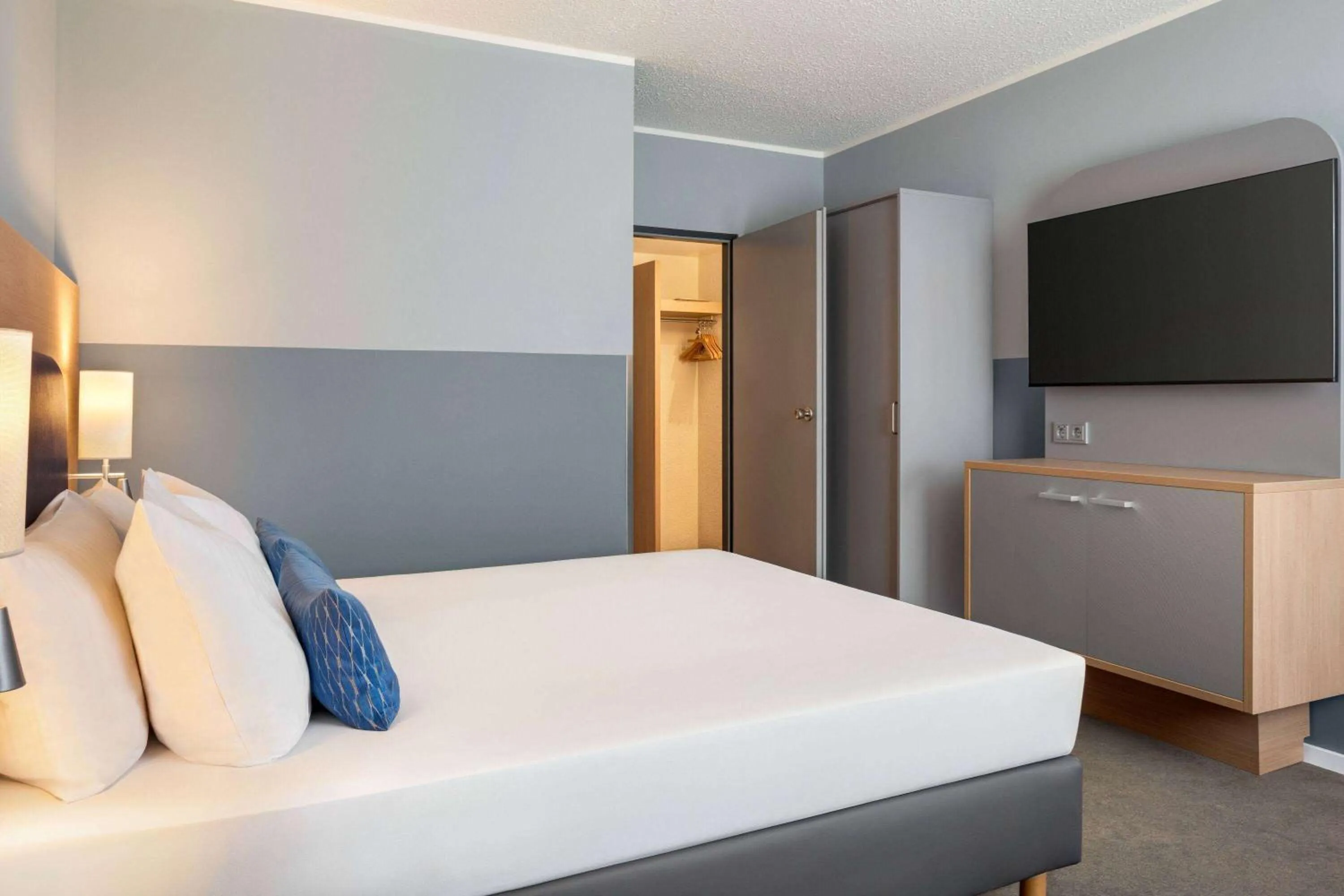 Photo of the whole room, Bed in Vienna House Easy by Wyndham Frankfurt Airport