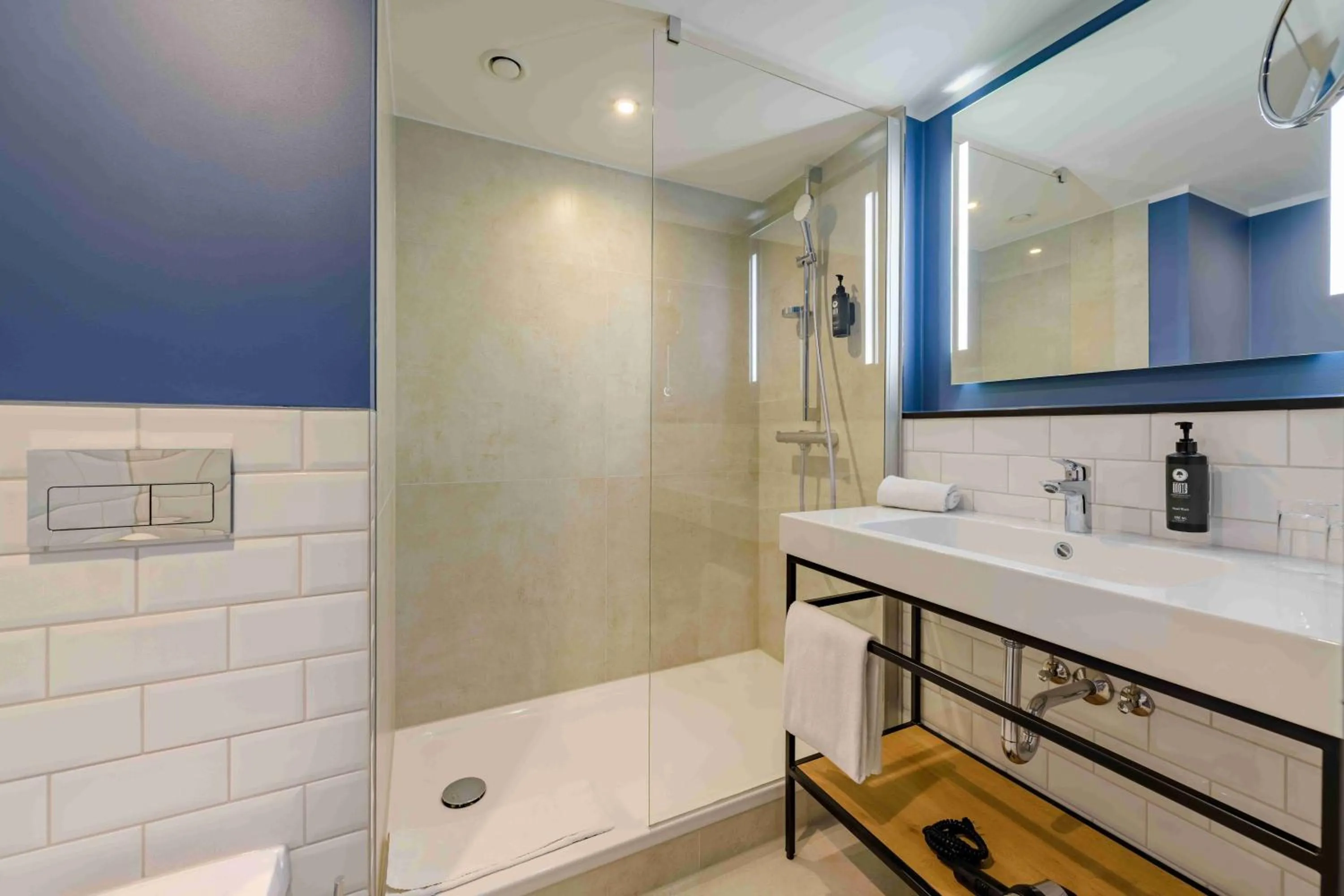 Bathroom in Vienna House Easy by Wyndham Frankfurt Airport