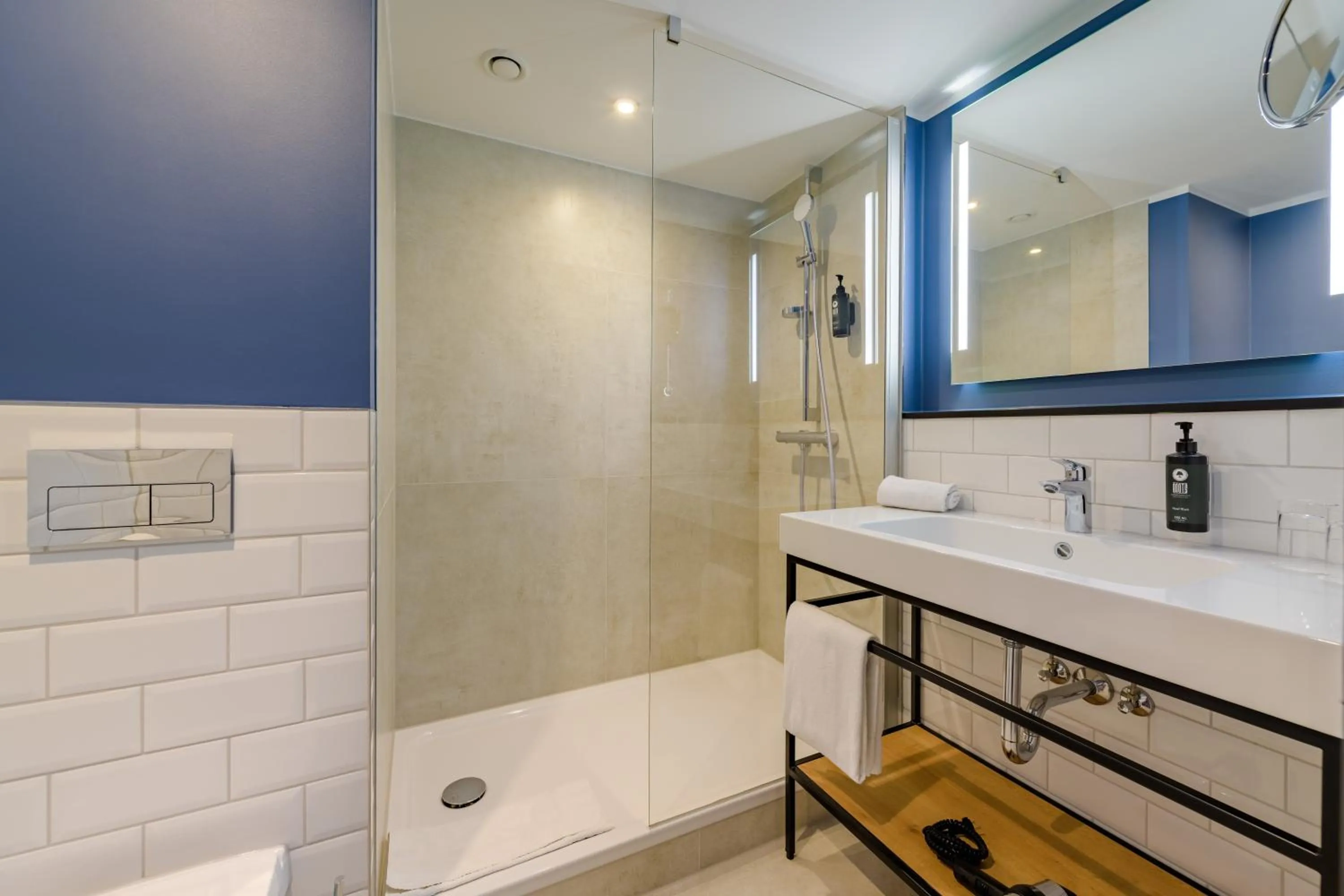 Shower in Vienna House Easy by Wyndham Frankfurt Airport