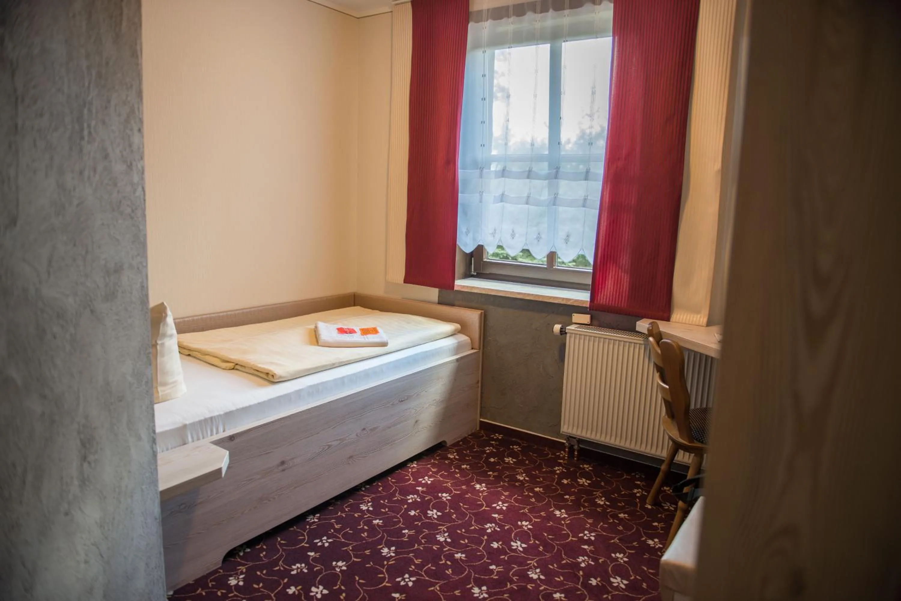 Photo of the whole room, Bed in Flair-Waldhotel Mellestollen
