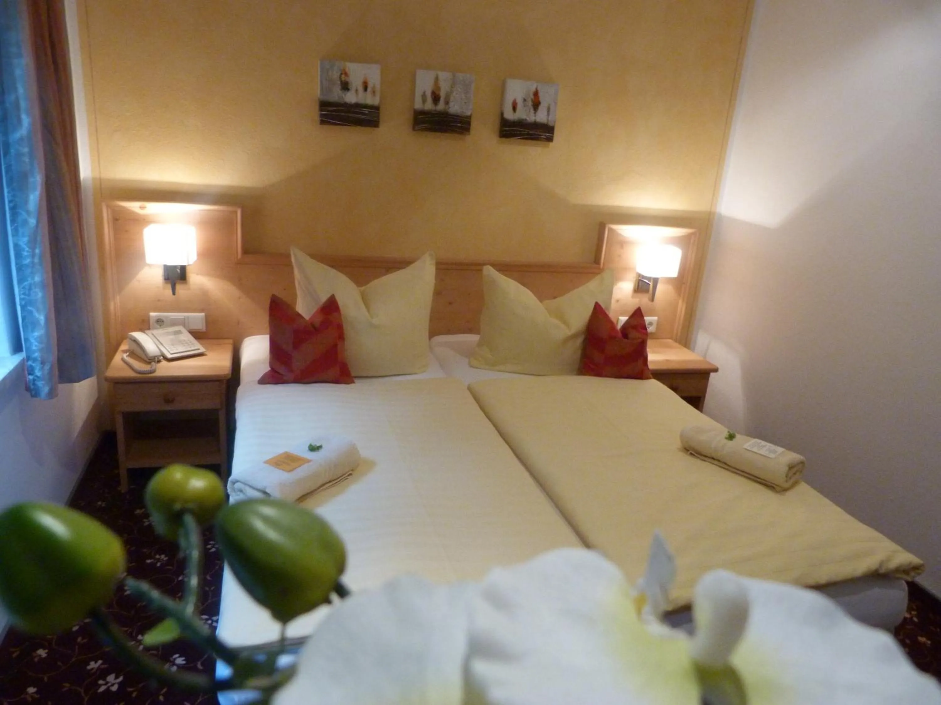 Photo of the whole room, Bed in Flair-Waldhotel Mellestollen