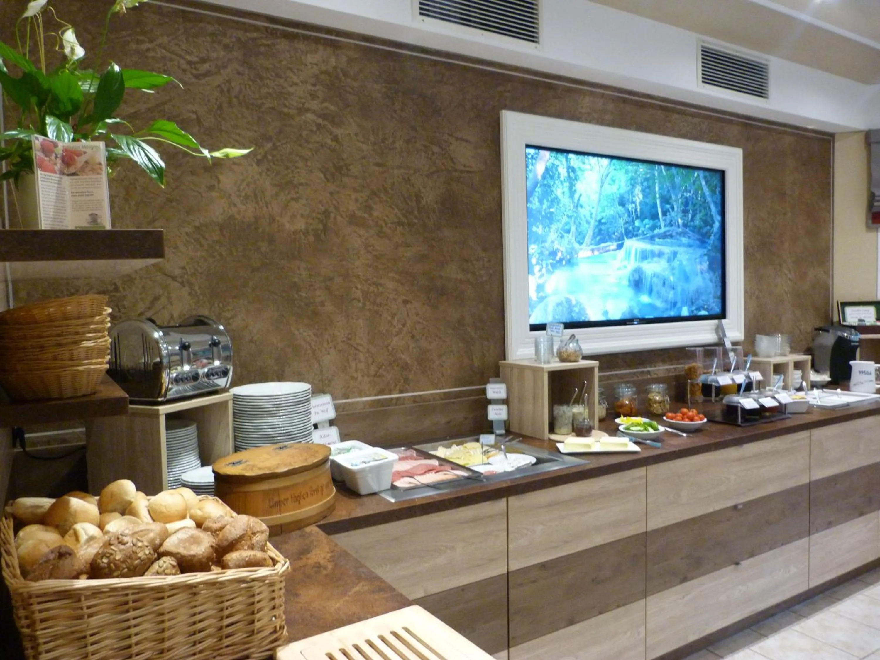 Buffet breakfast in Flair-Waldhotel Mellestollen