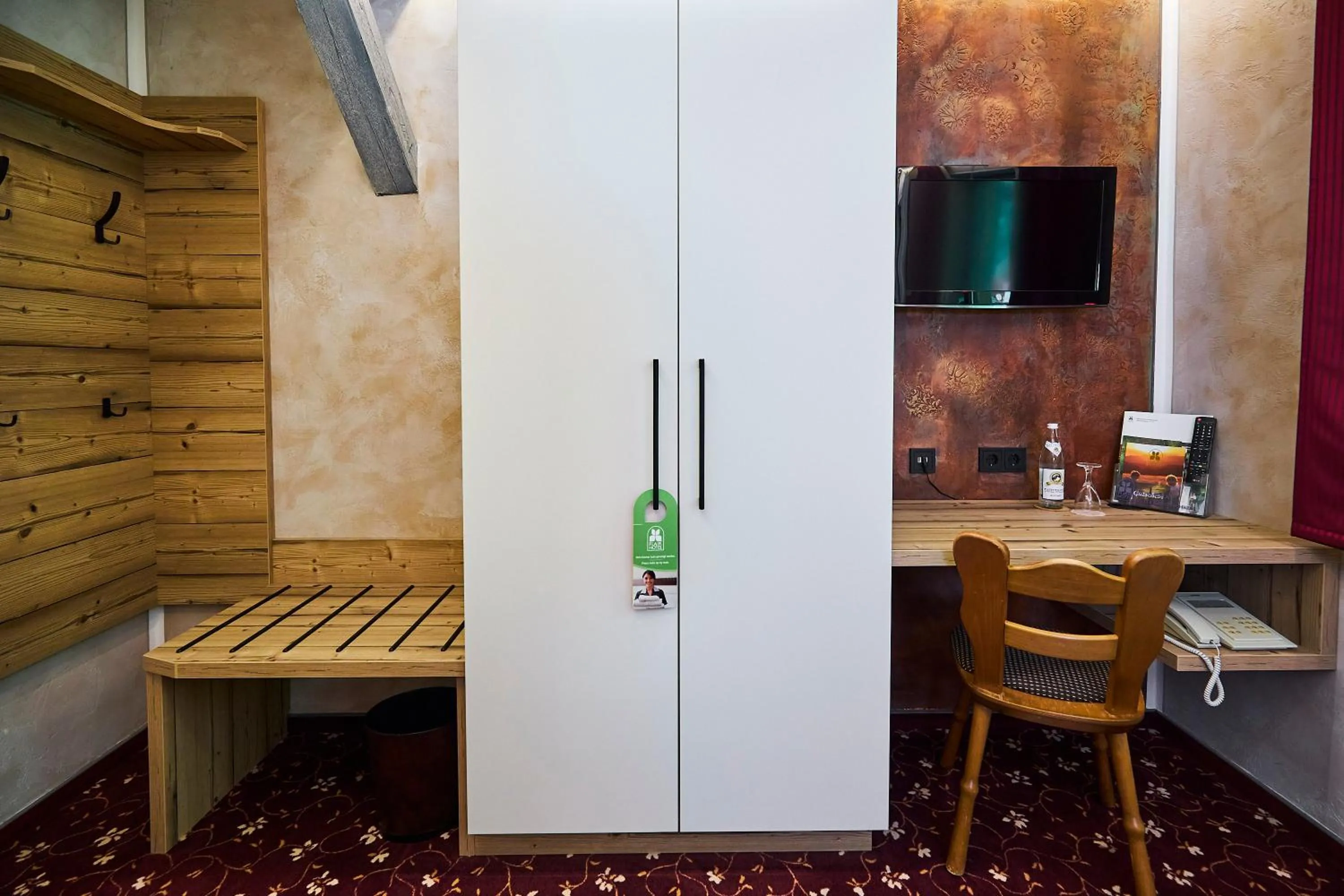 Staff in Flair-Waldhotel Mellestollen