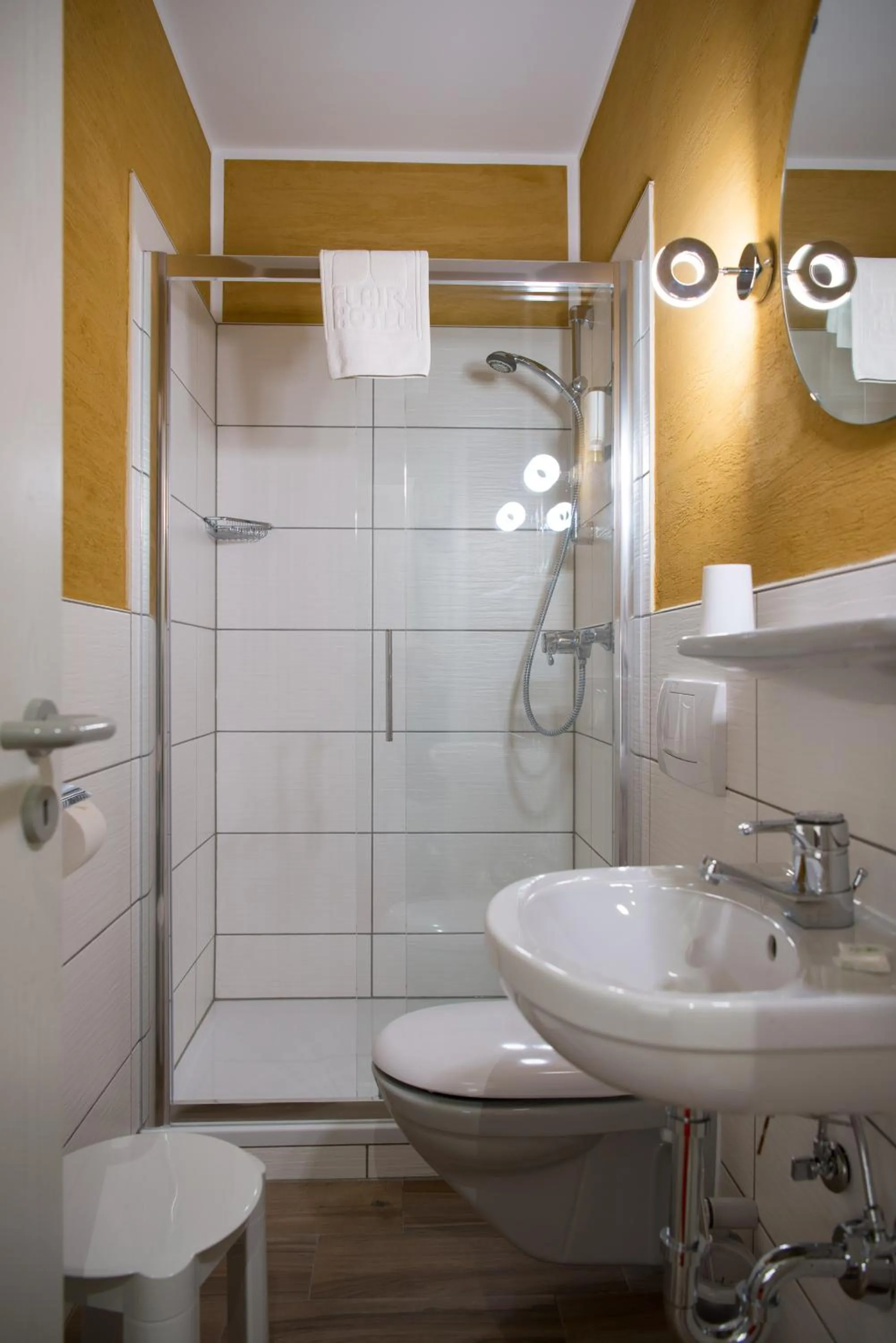 Shower in Flair-Waldhotel Mellestollen