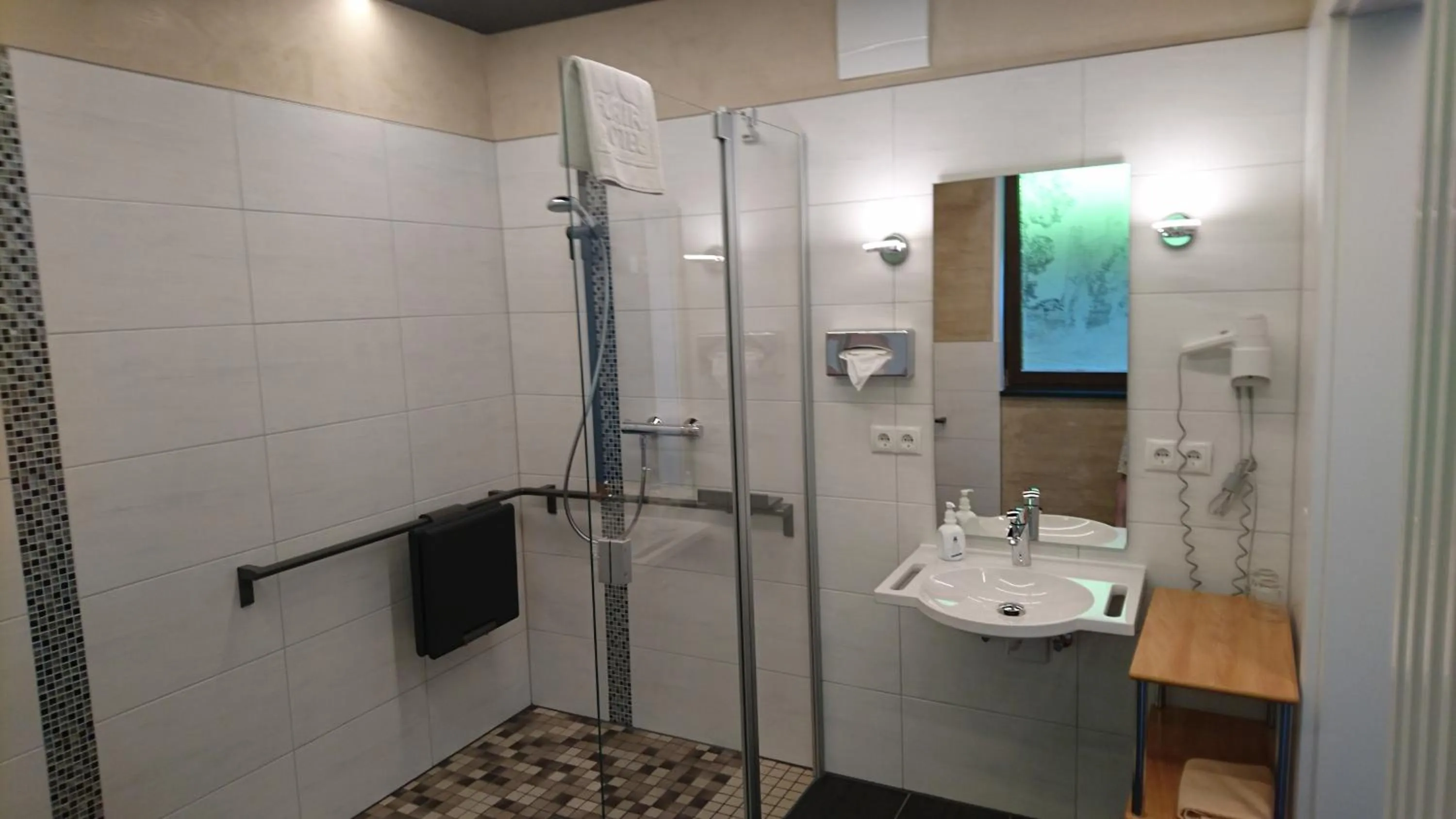 Shower in Flair-Waldhotel Mellestollen
